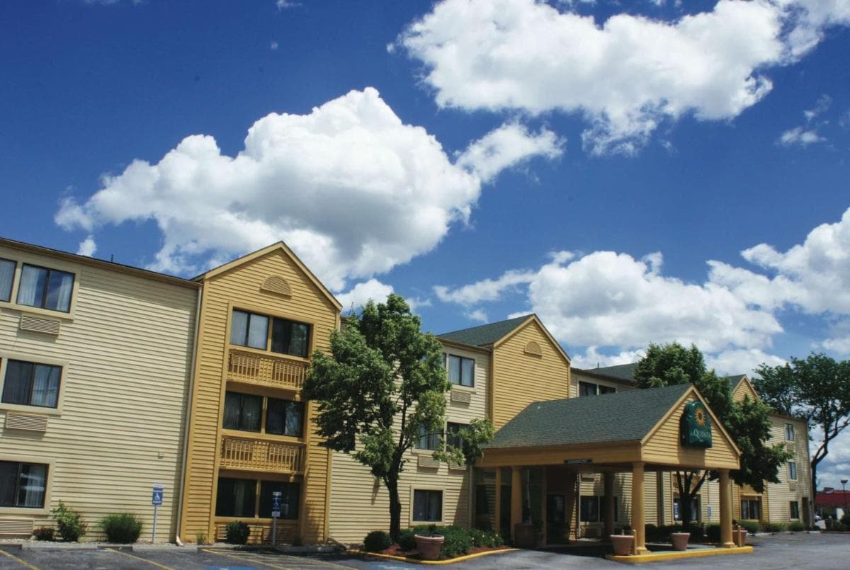 La Quinta Inn by Wyndham Kansas City North featured exterior or lobby in Kansas City, MO — similar hotel