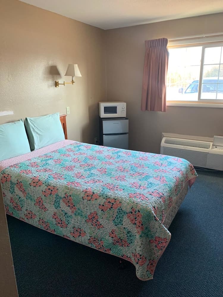 Best budget inn property views in Charles City, IA — gallery photo 3