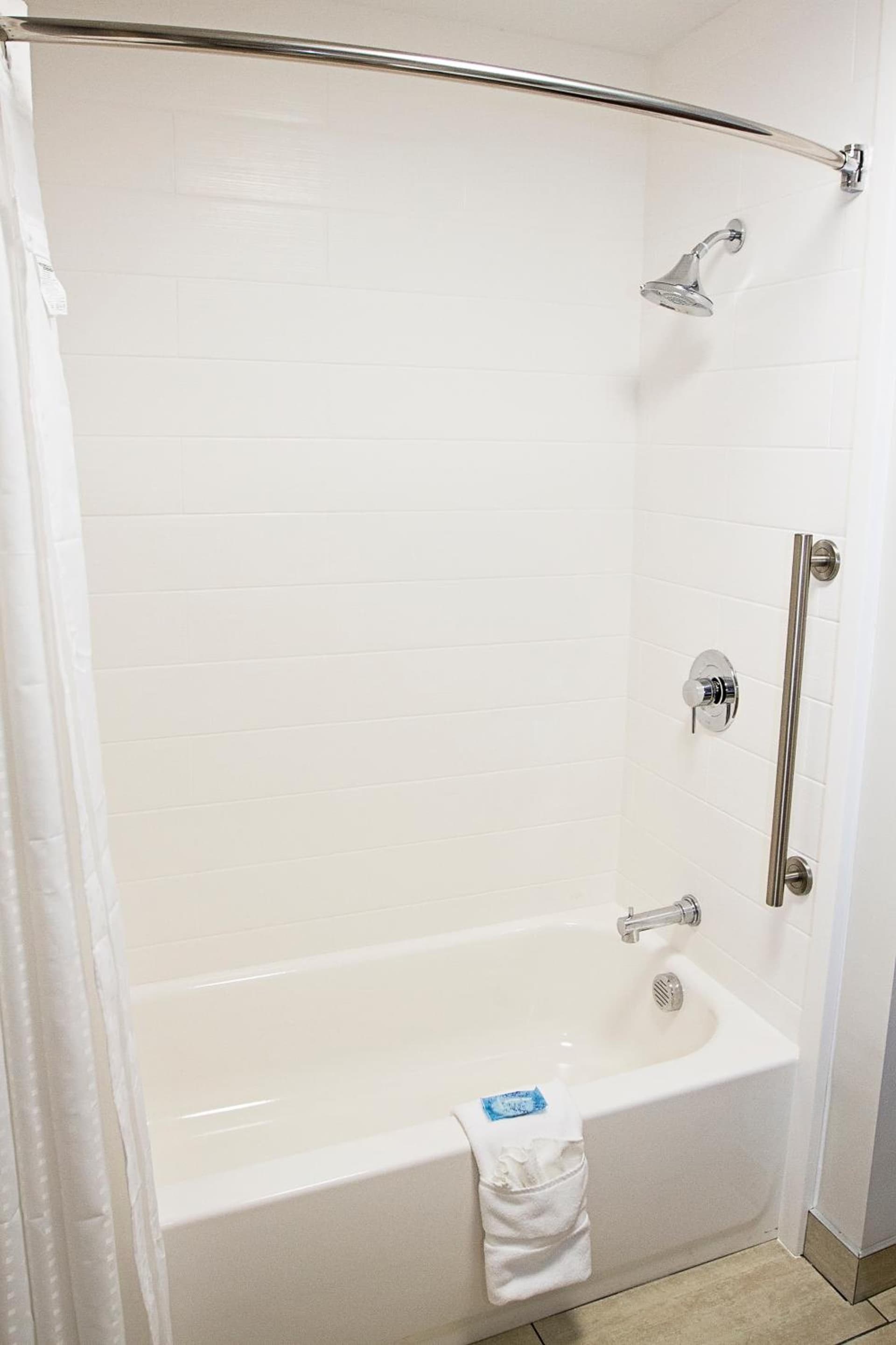 Holiday Inn Express & Suites Greenwood Mall by IHG interior in Greenwood, SC — gallery photo 2