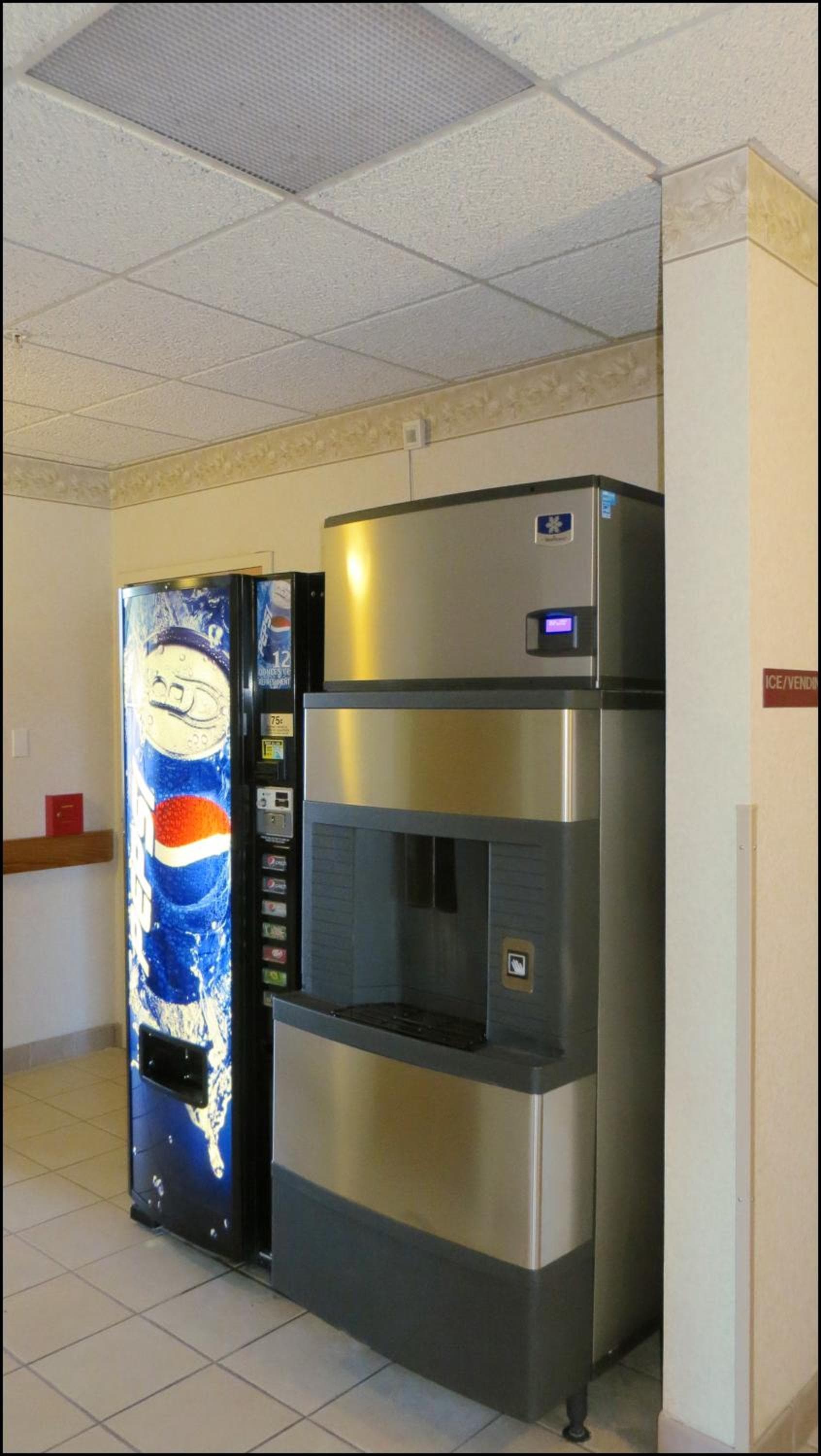 Peppermill Empress Inn interior in Centralia, WA — gallery photo 2