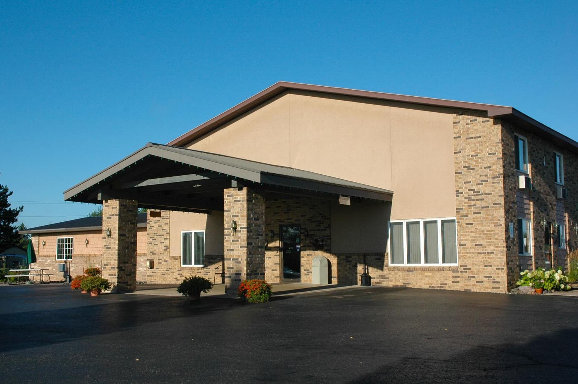 North Star Hotel Pictured Rocks featured exterior or lobby in Munising, MI — similar hotel