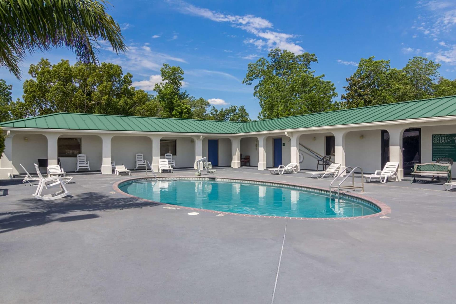 Motel 6 Waycross interior in Waycross, GA — gallery photo 2
