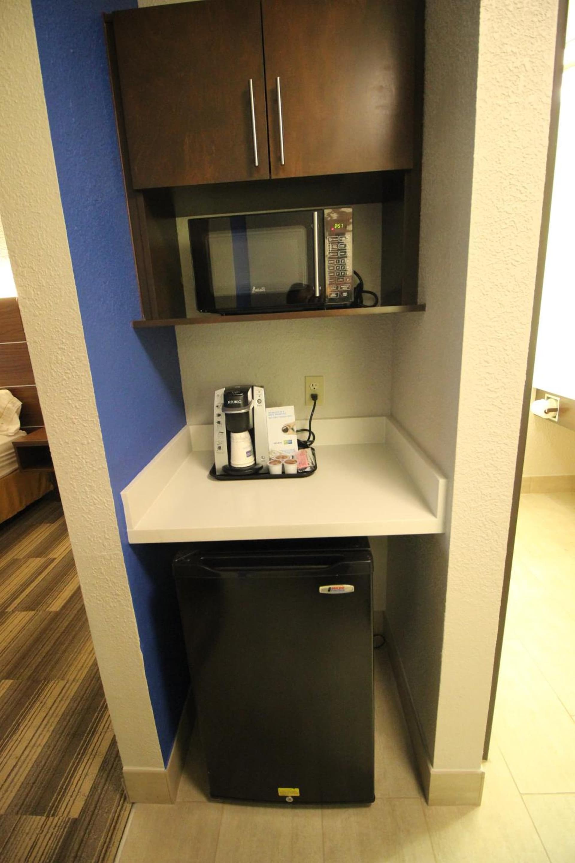 Holiday Inn Express & Suites Houston - Memorial Park Area by IHG property views in Houston, TX — gallery photo 3