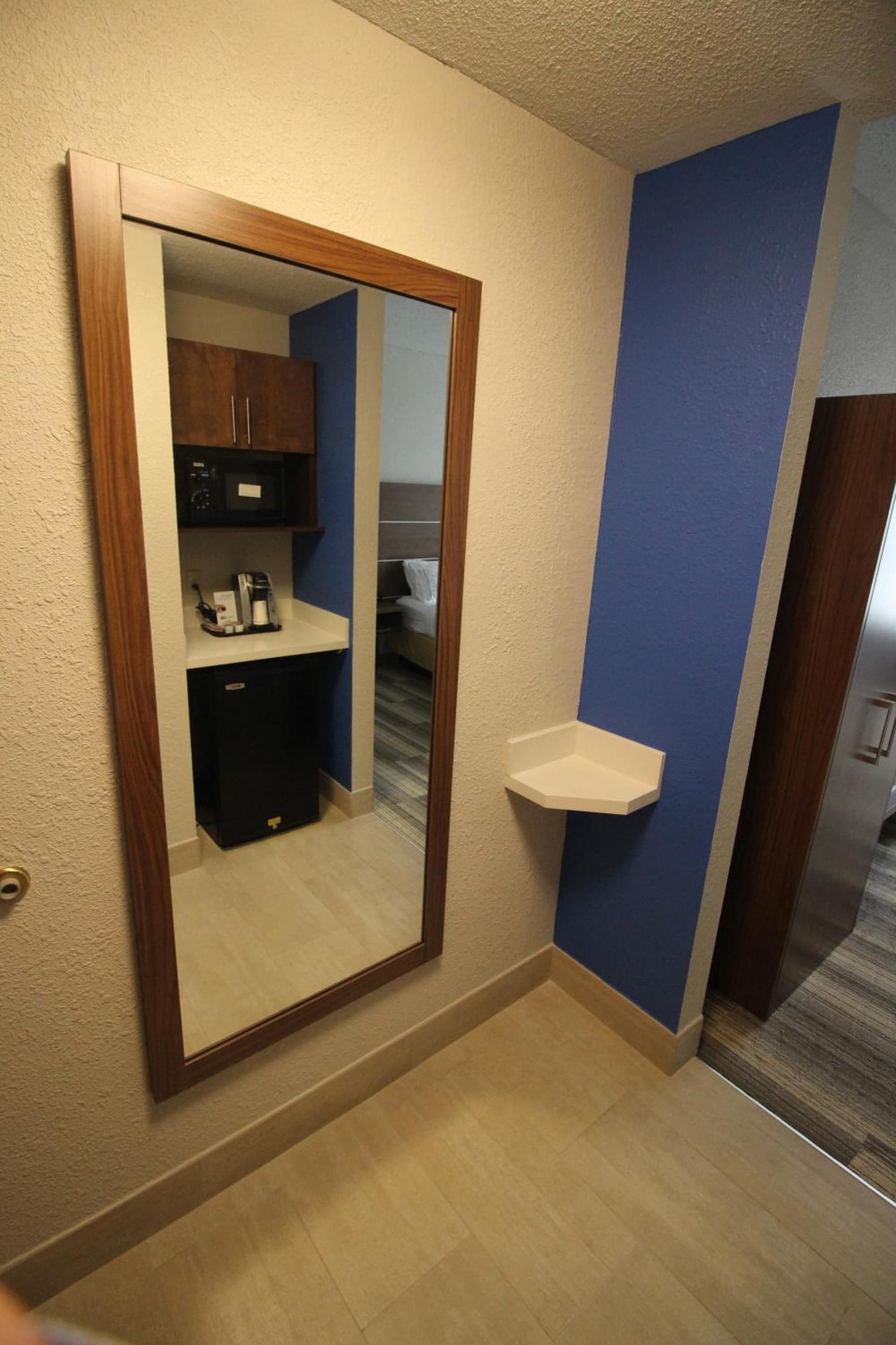 Holiday Inn Express & Suites Houston - Memorial Park Area by IHG interior in Houston, TX — gallery photo 2