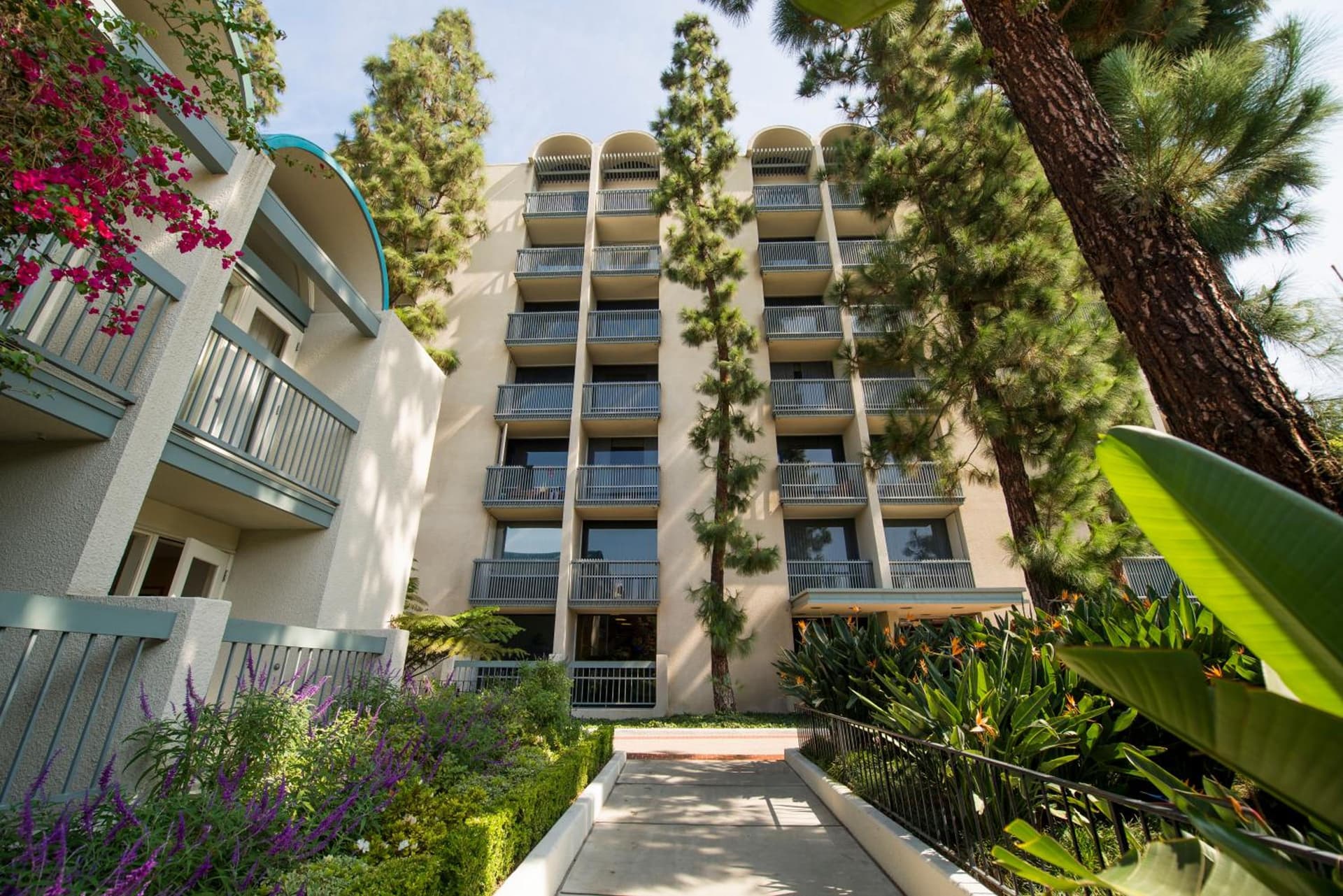 Howard Johnson by Wyndham Anaheim Hotel and Water Playground property views in Anaheim, CA — gallery photo 3
