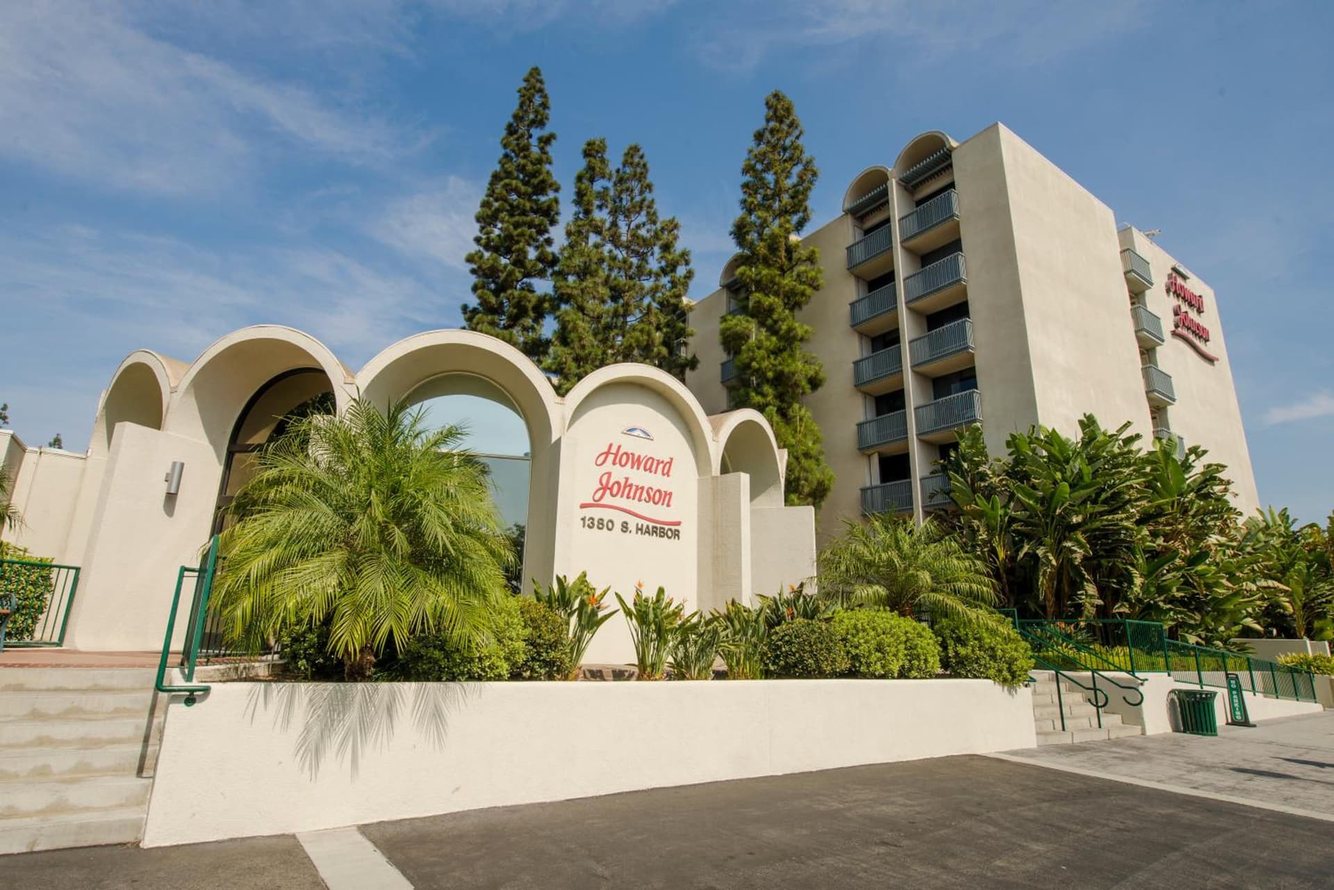 Howard Johnson by Wyndham Anaheim Hotel and Water Playground gallery photo in Anaheim, CA — image 78