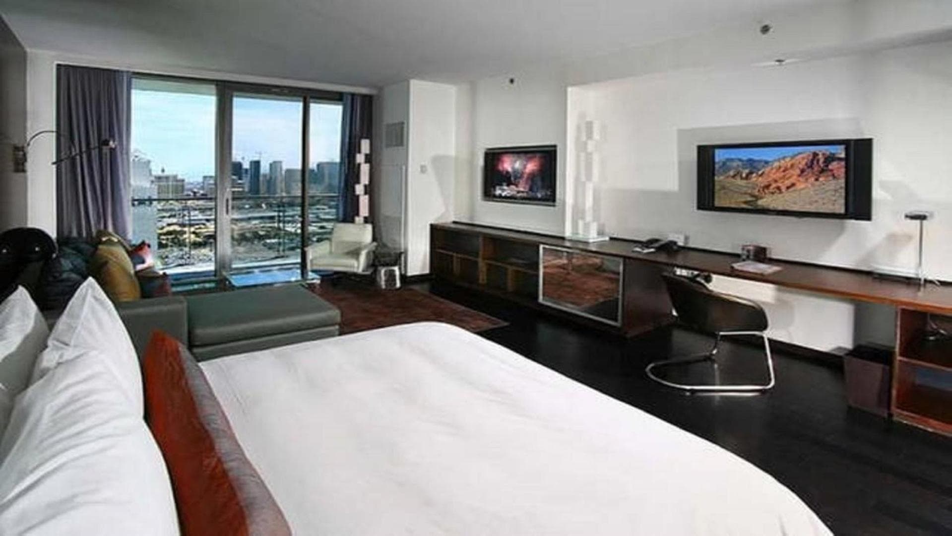 Palms Place Beautiful High Rise Condo with Strip Views 23rd Floor interior in Las Vegas, NV — gallery photo 2