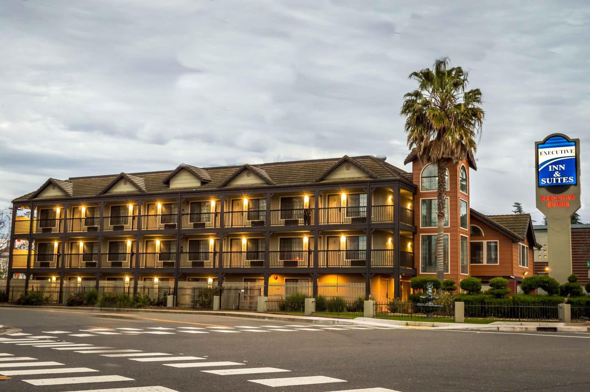Executive Inn & Suites Sacramento interior in Sacramento, CA — gallery photo 2