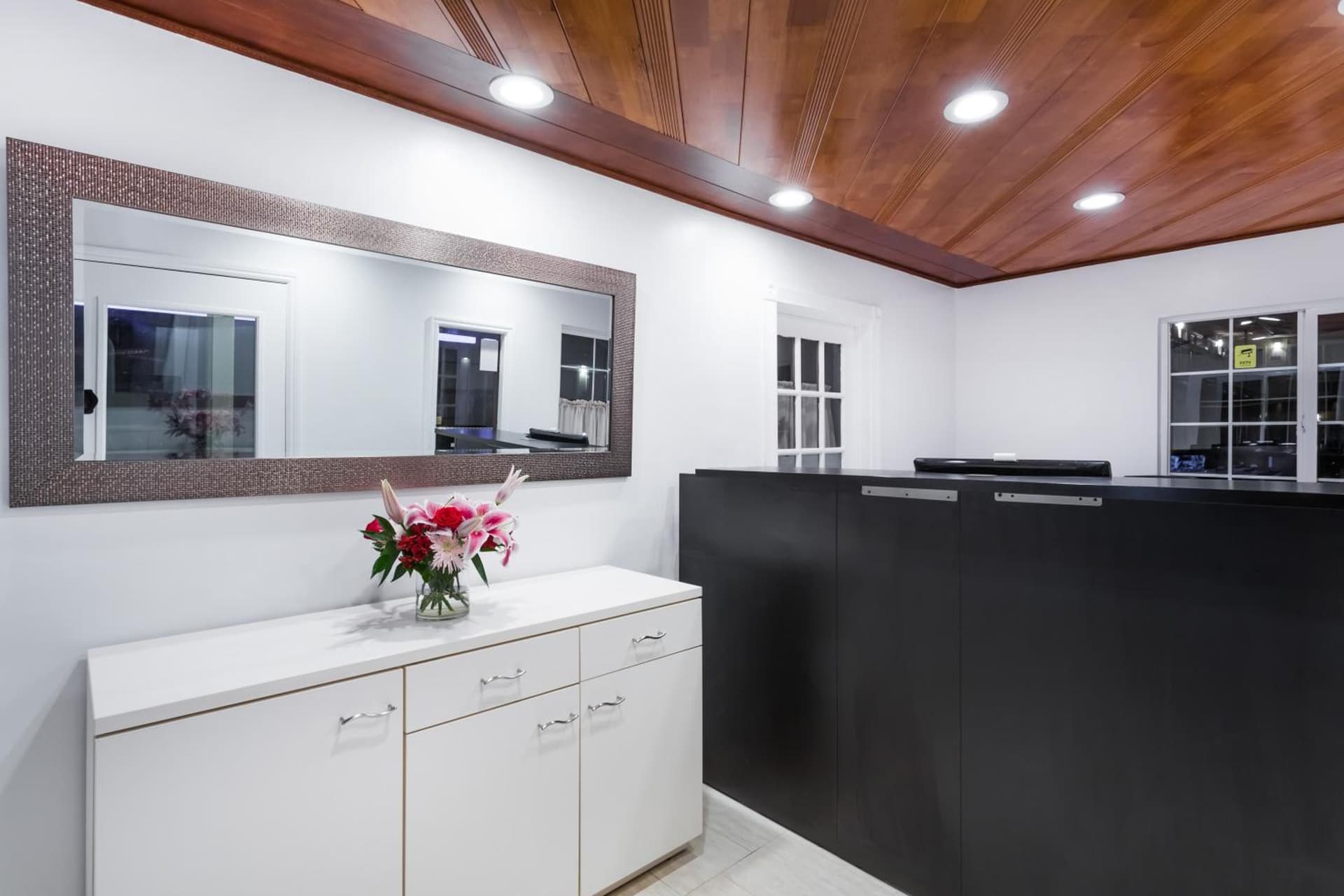 Howard Johnson By Wyndham Berkeley interior in Berkeley, CA — gallery photo 2
