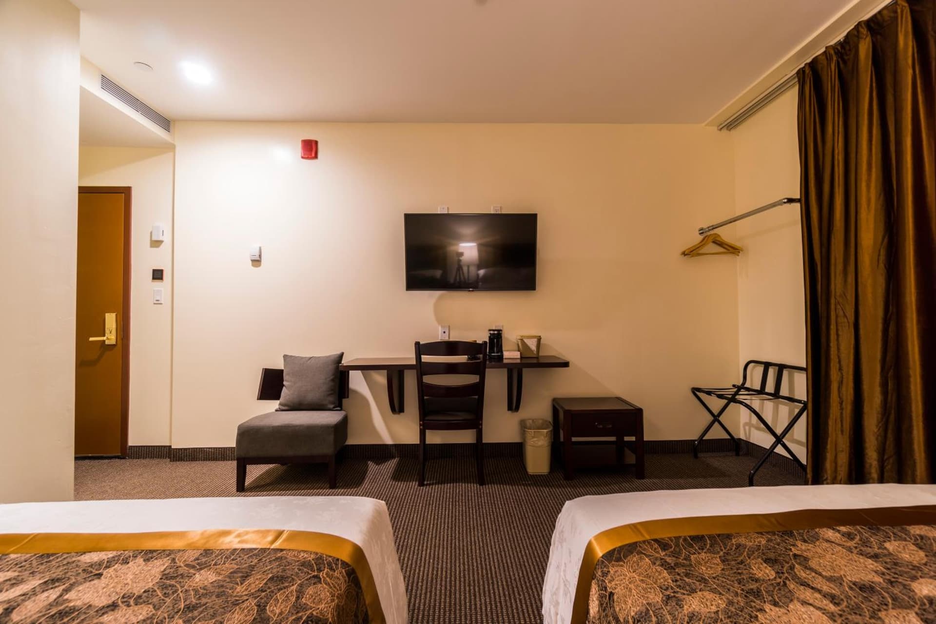 John Hotel property views in Queens, NY — gallery photo 3