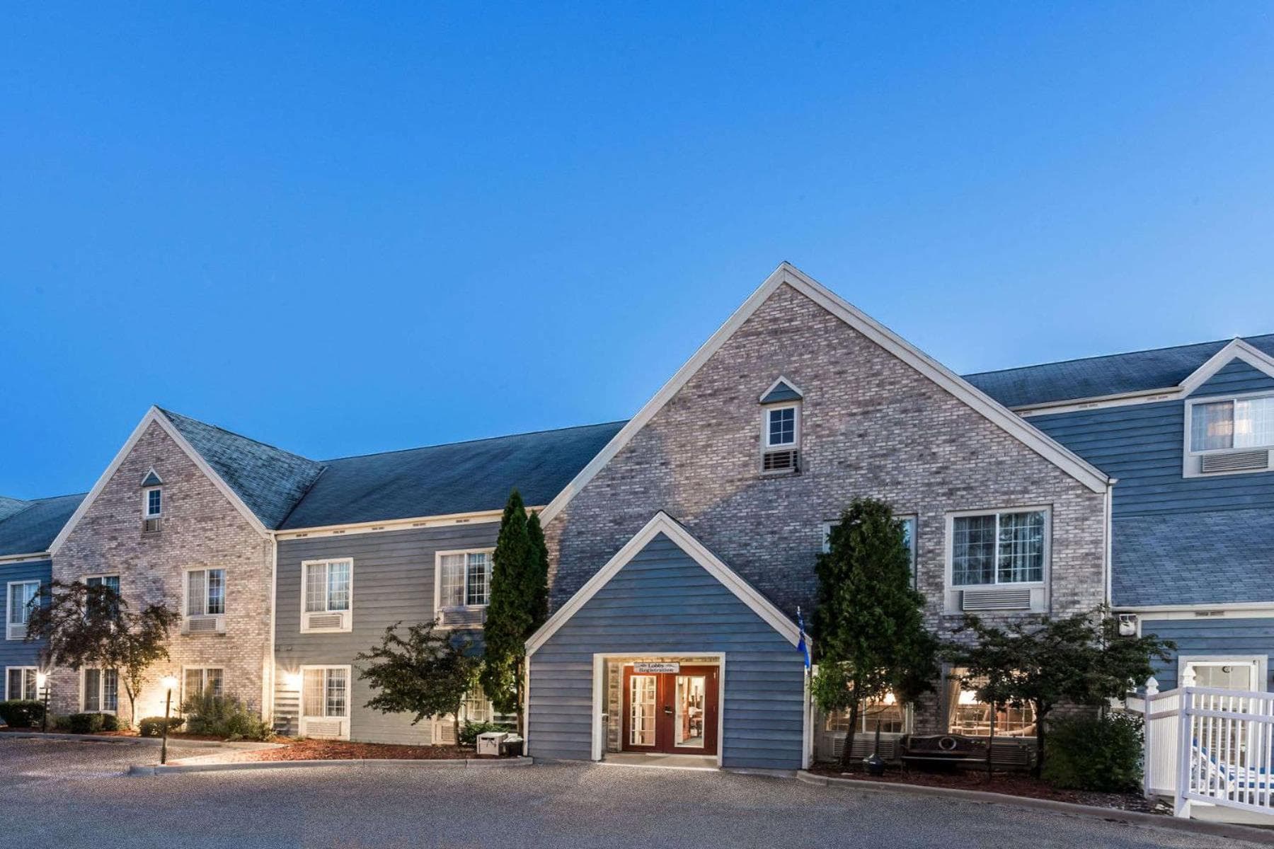 Baymont by Wyndham Mequon Milwaukee Area interior in Mequon, WI — gallery photo 2
