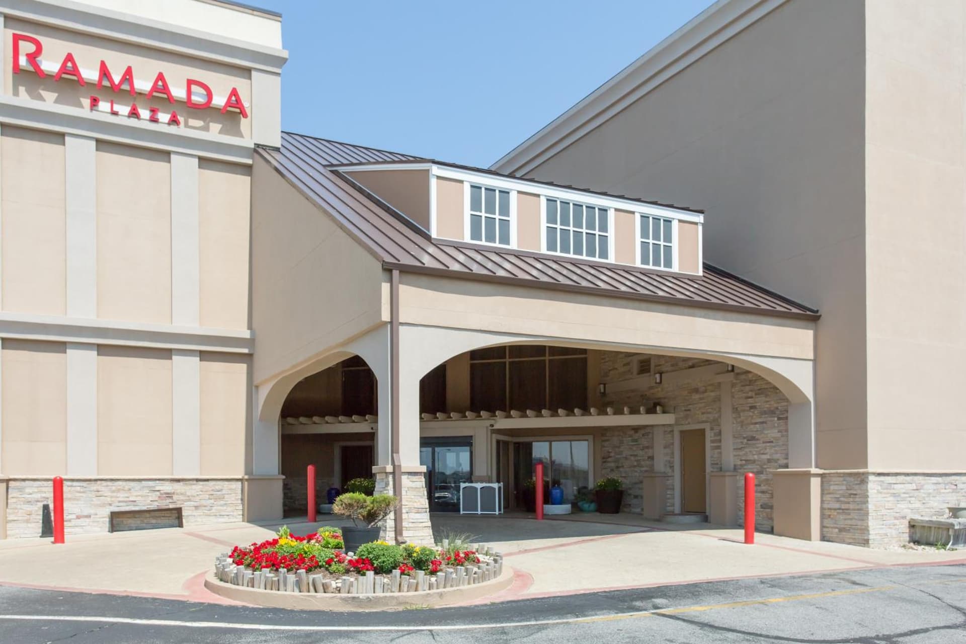 Ramada Plaza by Wyndham Nags Head Oceanfront property views in Kill Devil Hills, NC — gallery photo 3