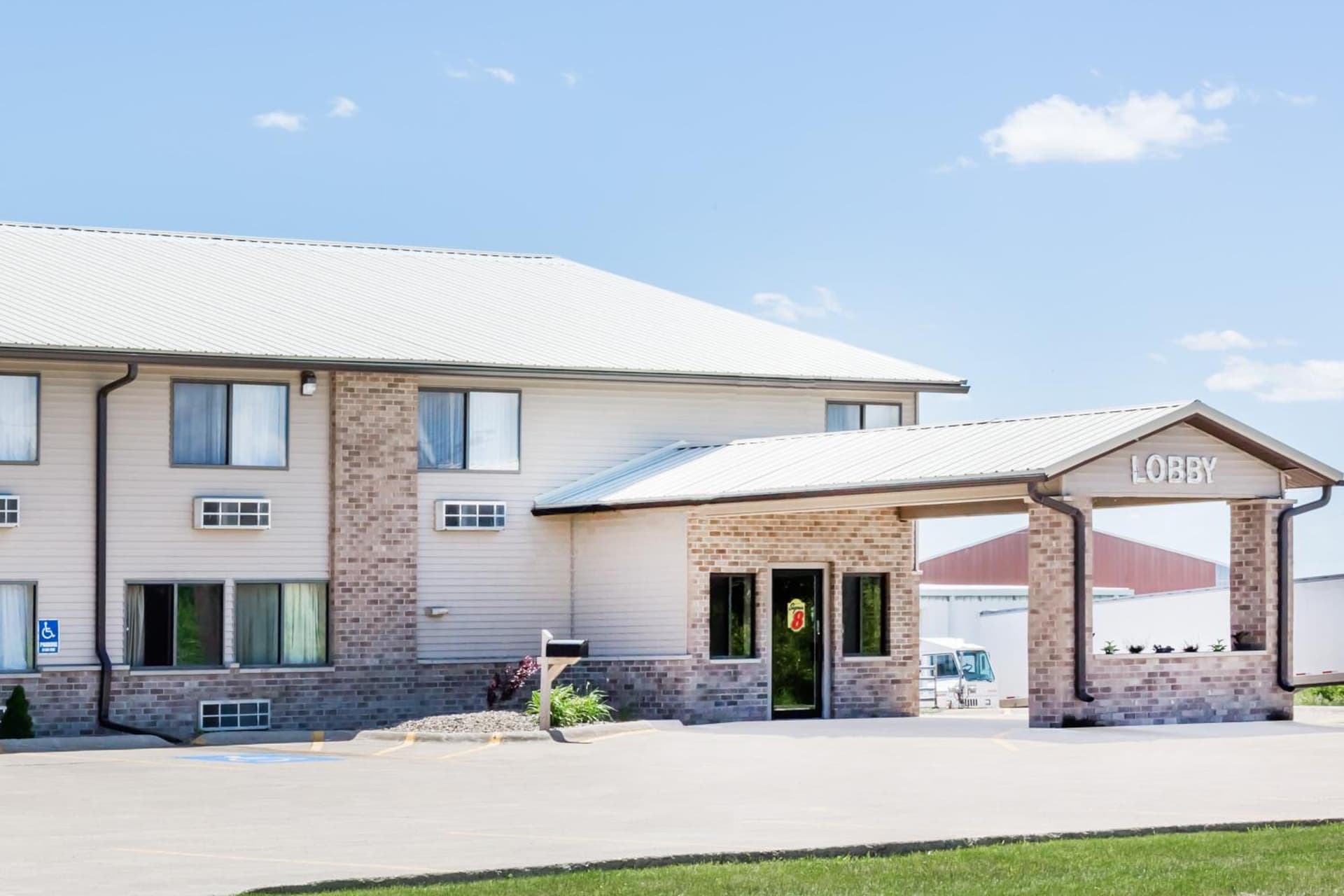 Super 8 by Wyndham Jefferson interior in Jefferson, IA — gallery photo 2