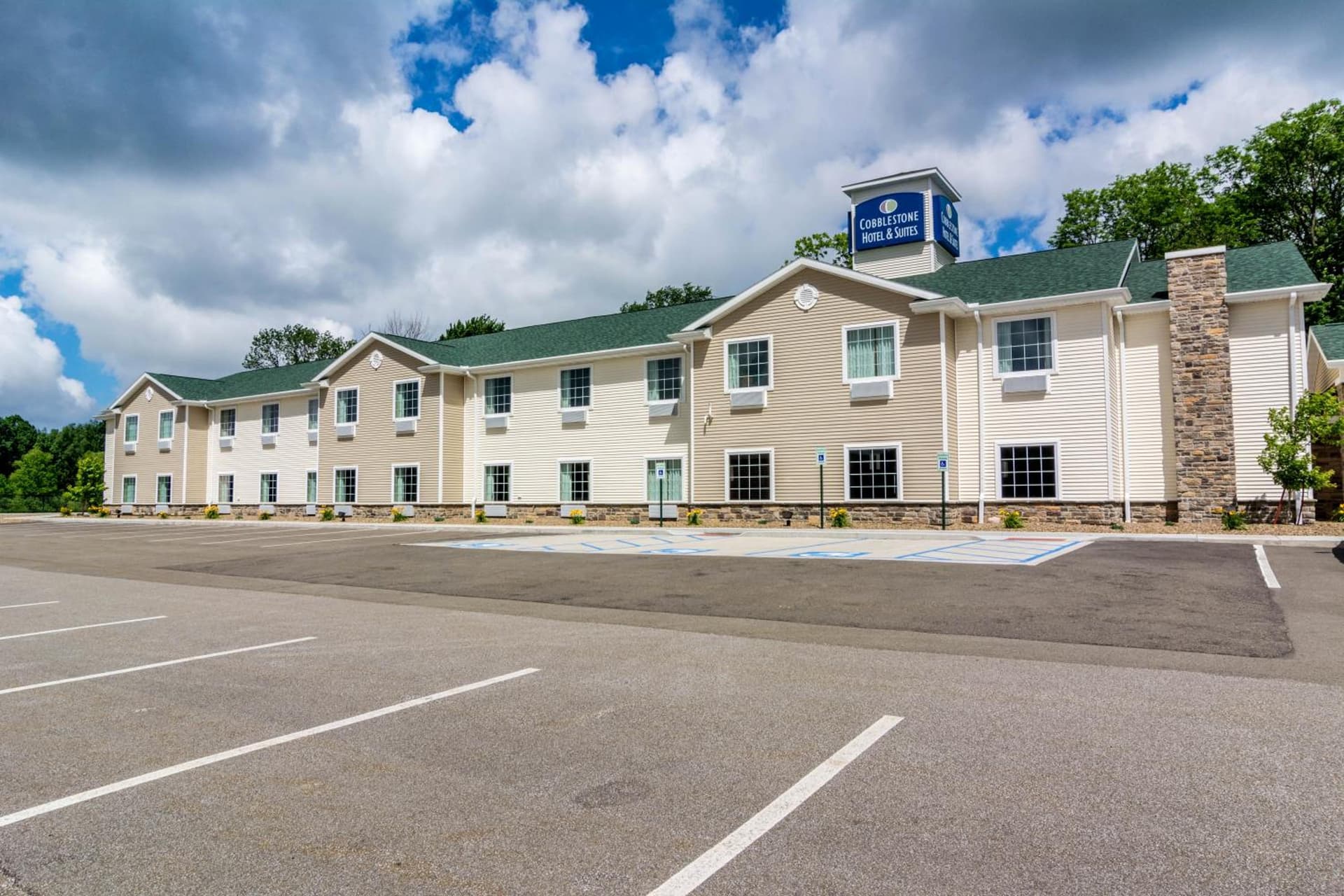 Cobblestone Hotel & Suites - Harborcreek interior in Erie, PA — gallery photo 2