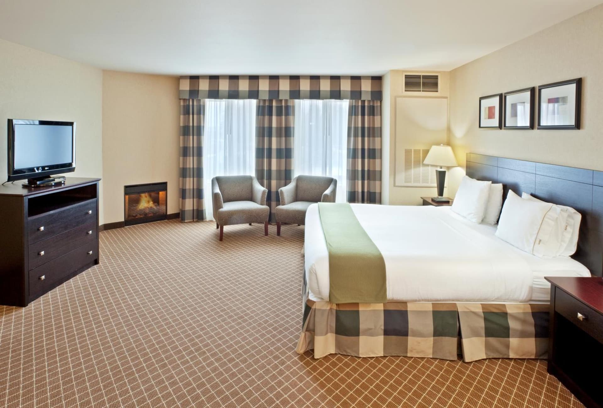 Holiday Inn Express Hotel & Suites Marysville by IHG interior in Marysville, WA — gallery photo 2