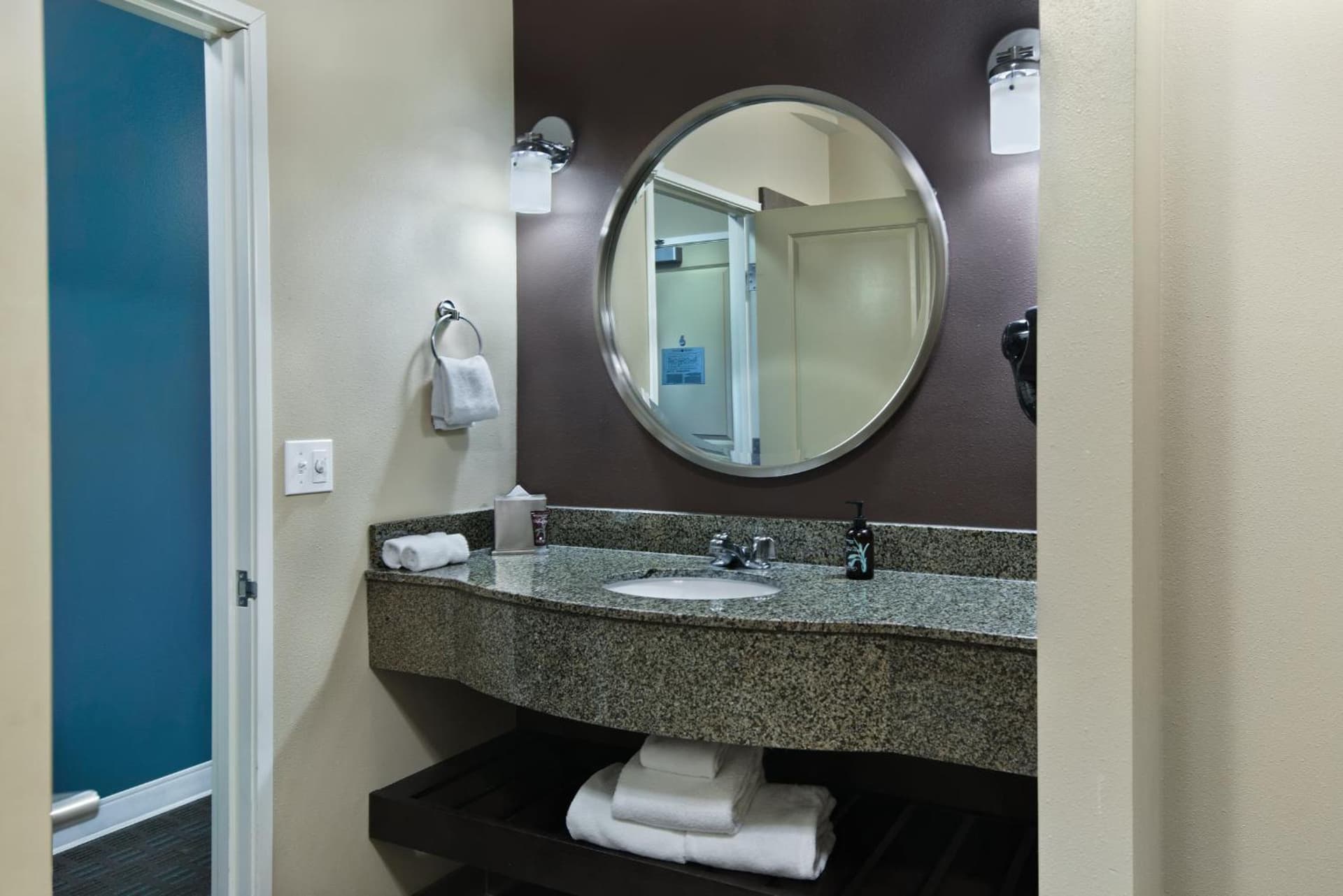 Oxford Suites Silverdale gallery photo in Silverdale, WA — image 17