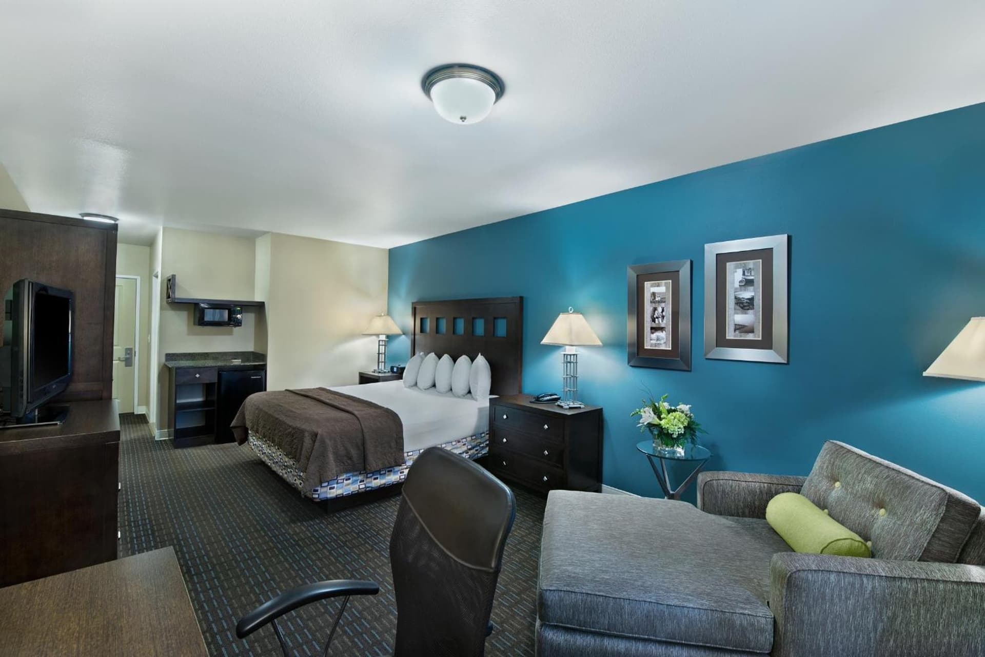Oxford Suites Silverdale gallery photo in Silverdale, WA — image 6