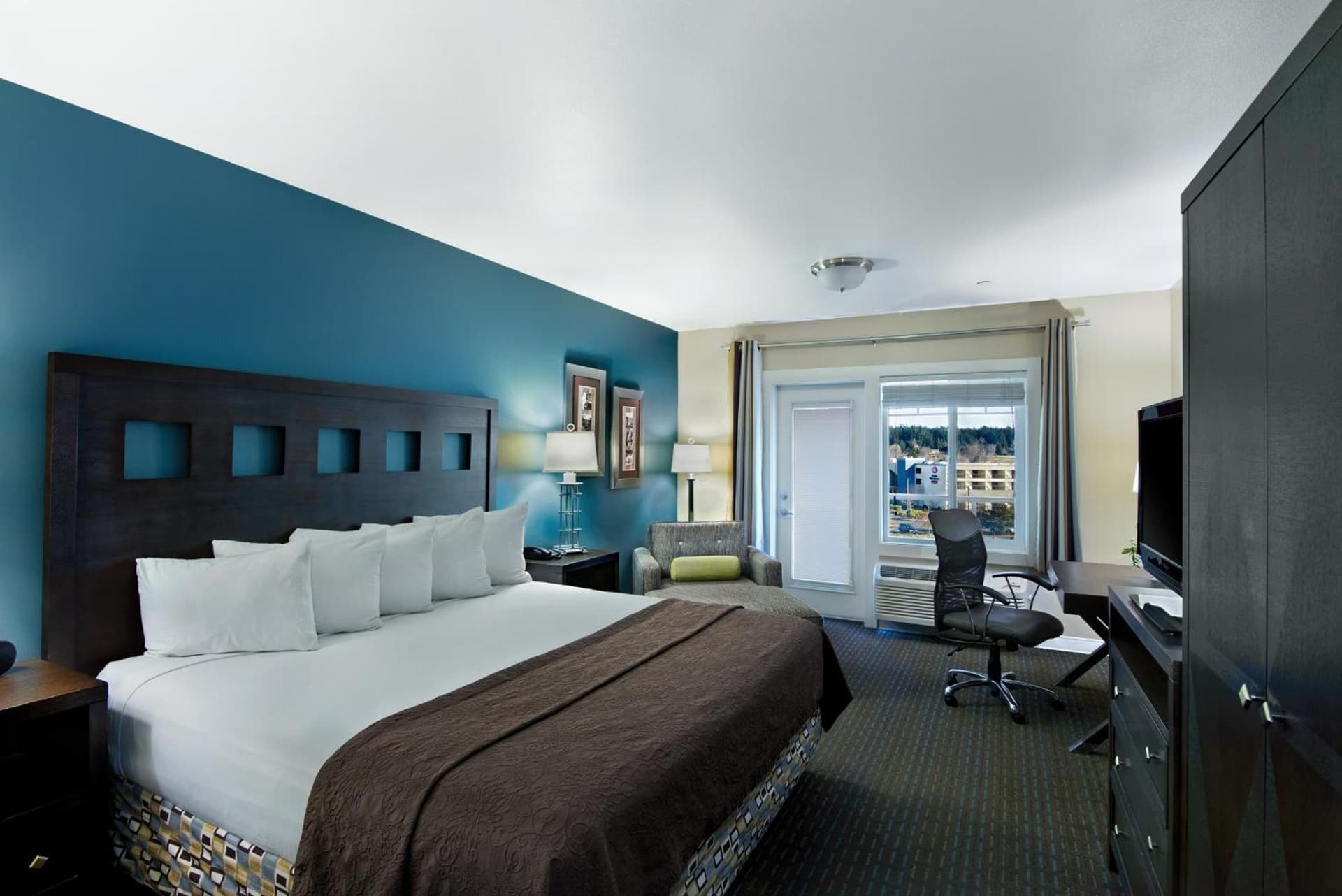 Oxford Suites Silverdale interior in Silverdale, WA — gallery photo 2
