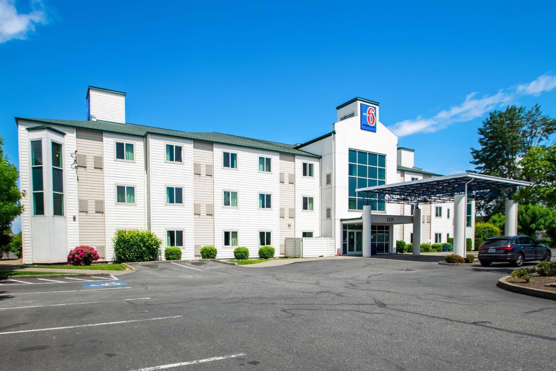 Motel 6-Portland, OR - I-5 featured exterior or lobby in Portland, OR — similar hotel