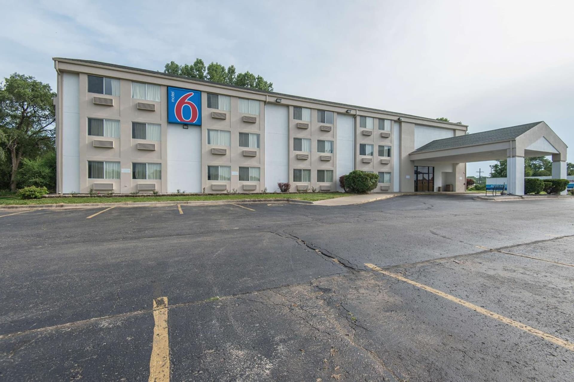 Motel 6-Lawrence, KS interior in Lawrence, KS — gallery photo 2