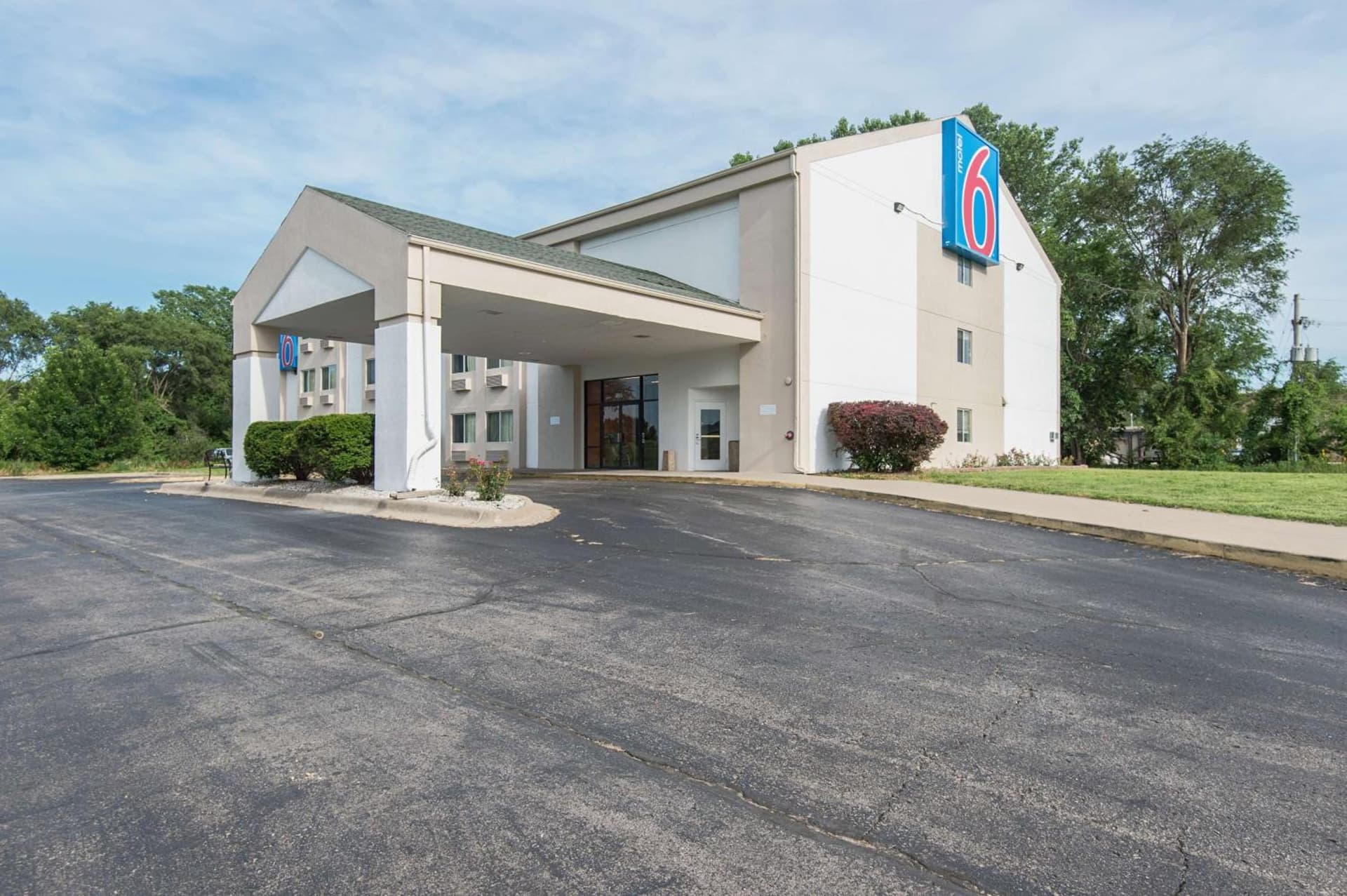 Motel 6-Lawrence, KS interior in Lawrence, KS — gallery photo 2