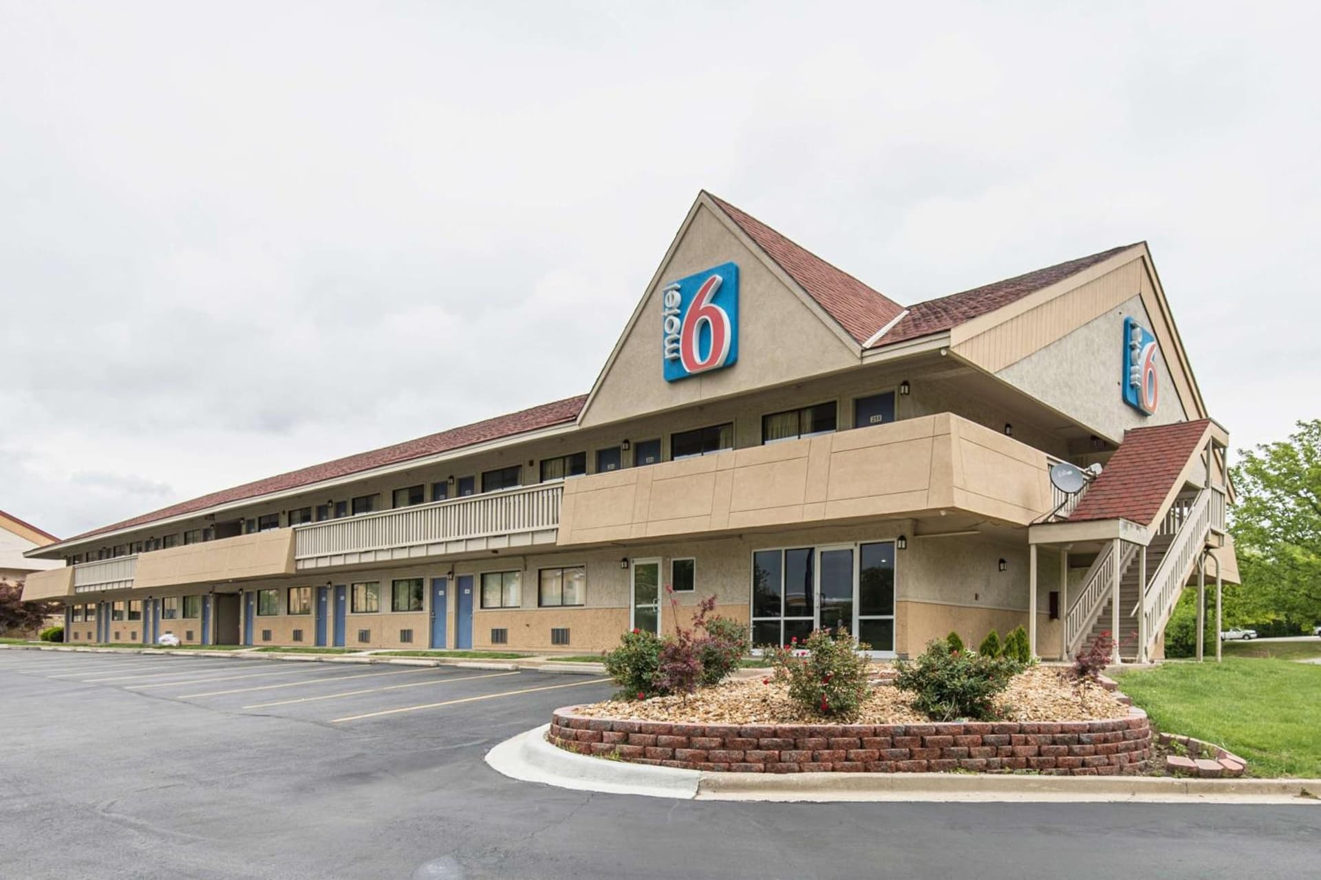 Motel 6-Overland Park, KS featured exterior or lobby in Overland Park, KS — similar hotel