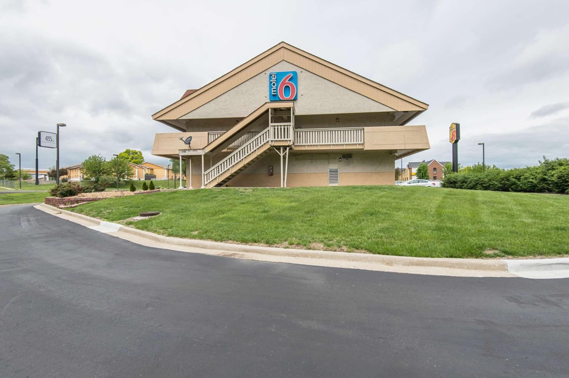 Motel 6-Overland Park, KS interior in Overland Park, KS — gallery photo 2