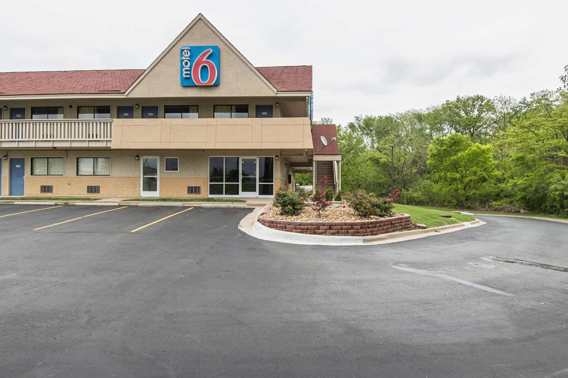 Motel 6-Overland Park, KS interior in Overland Park, KS — gallery photo 2