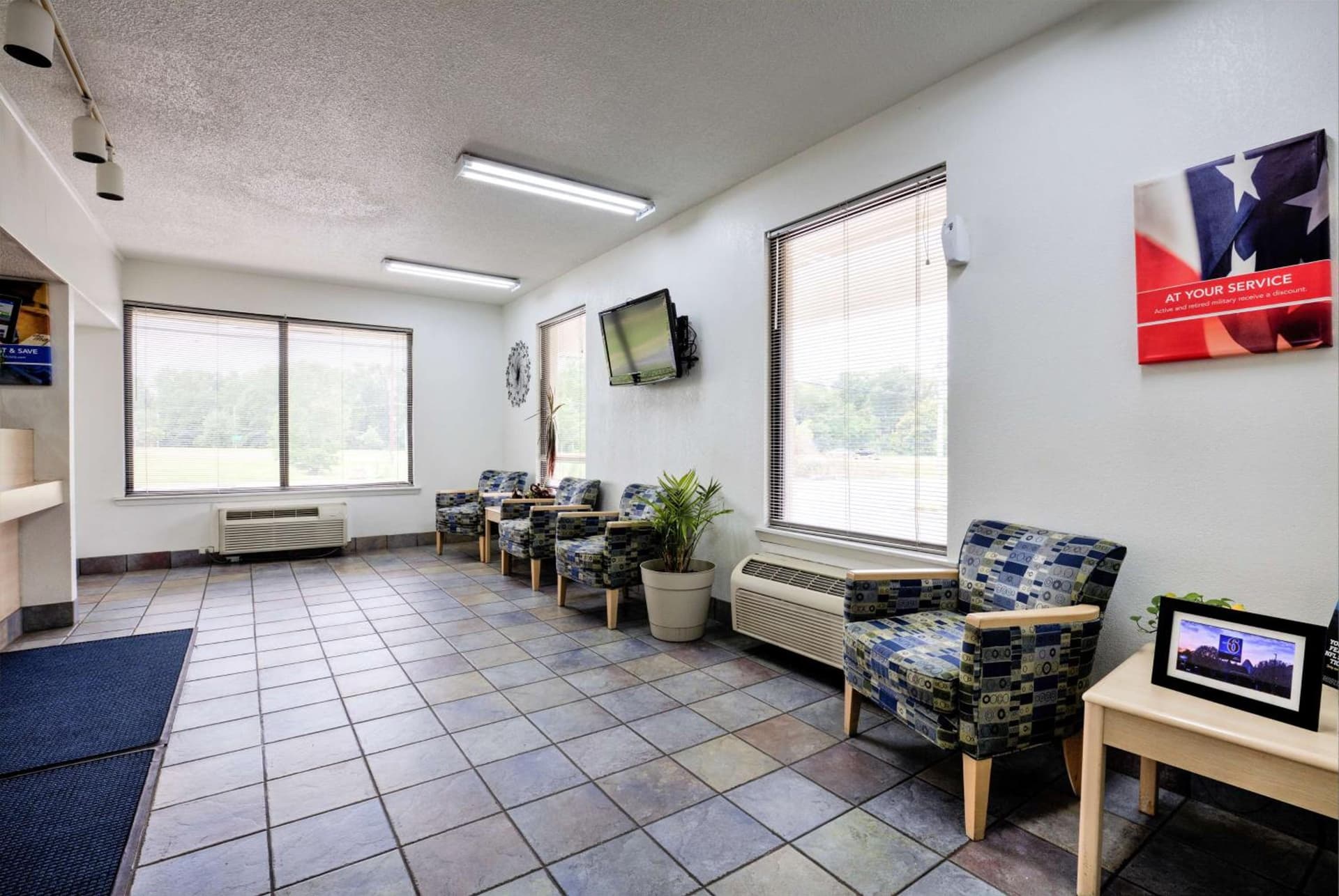 Super 7 Inn Tupelo property views in Tupelo, MS — gallery photo 3