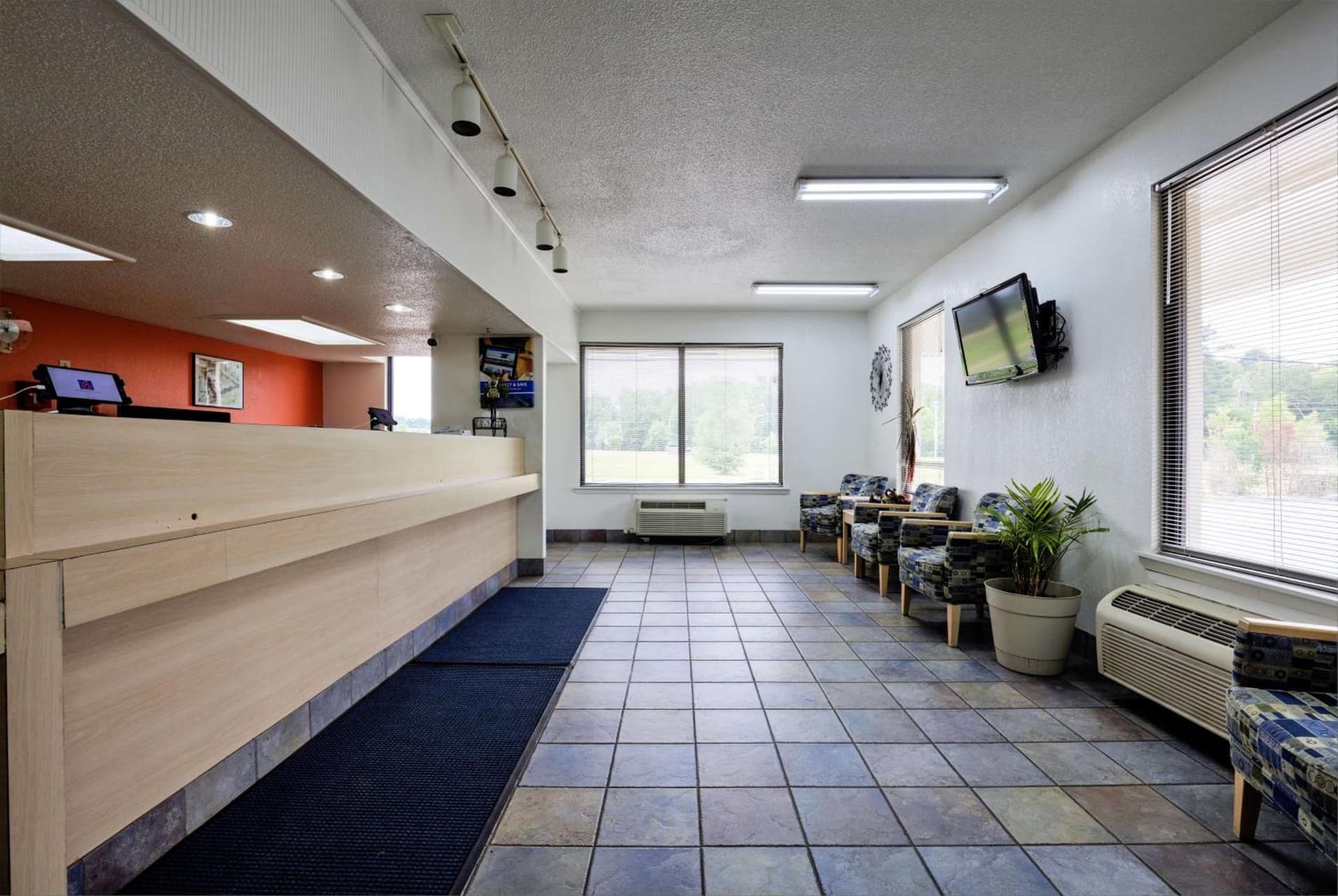 Super 7 Inn Tupelo interior in Tupelo, MS — gallery photo 2