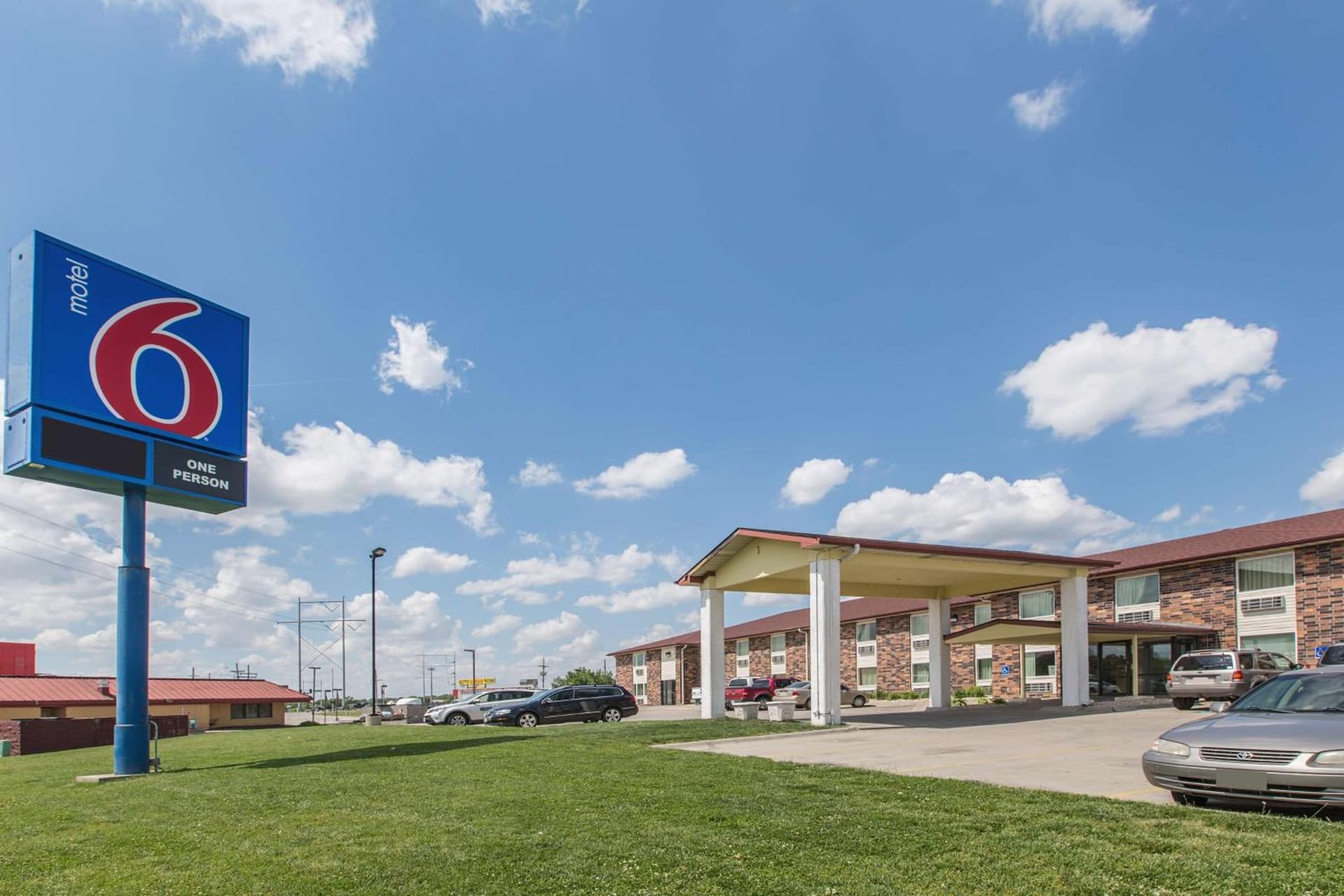 Motel 6 Omaha - Central interior in La Vista, NE — gallery photo 2