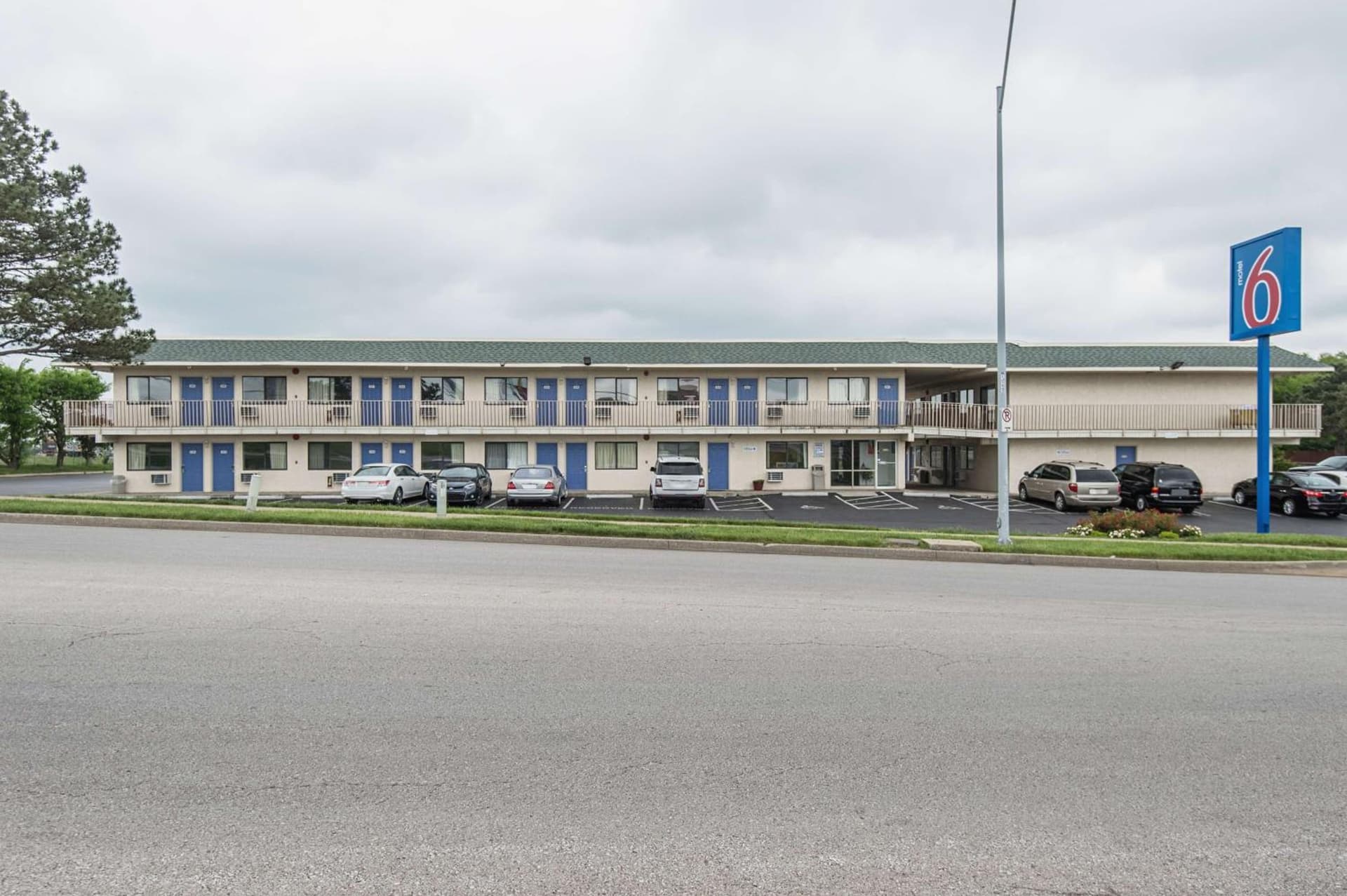 Motel 6 Kansas City, MO - Airport interior in Kansas City, KS — gallery photo 2