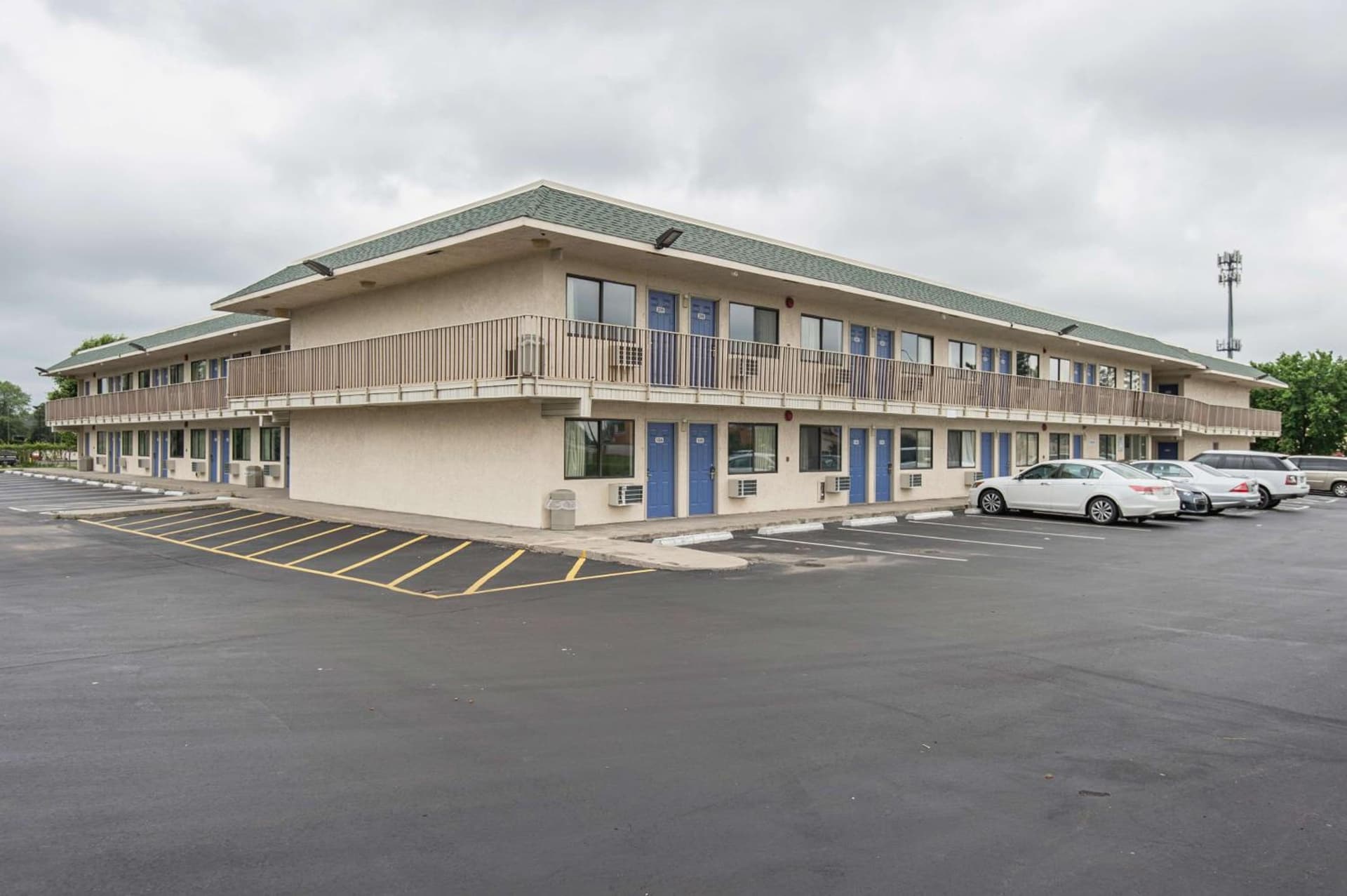 Motel 6 Kansas City, MO - Airport featured exterior or lobby in Kansas City, KS — similar hotel