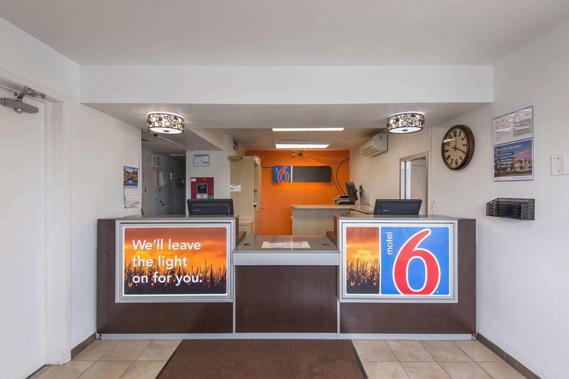 Motel 6 Kansas City, MO - Airport interior in Kansas City, KS — gallery photo 2