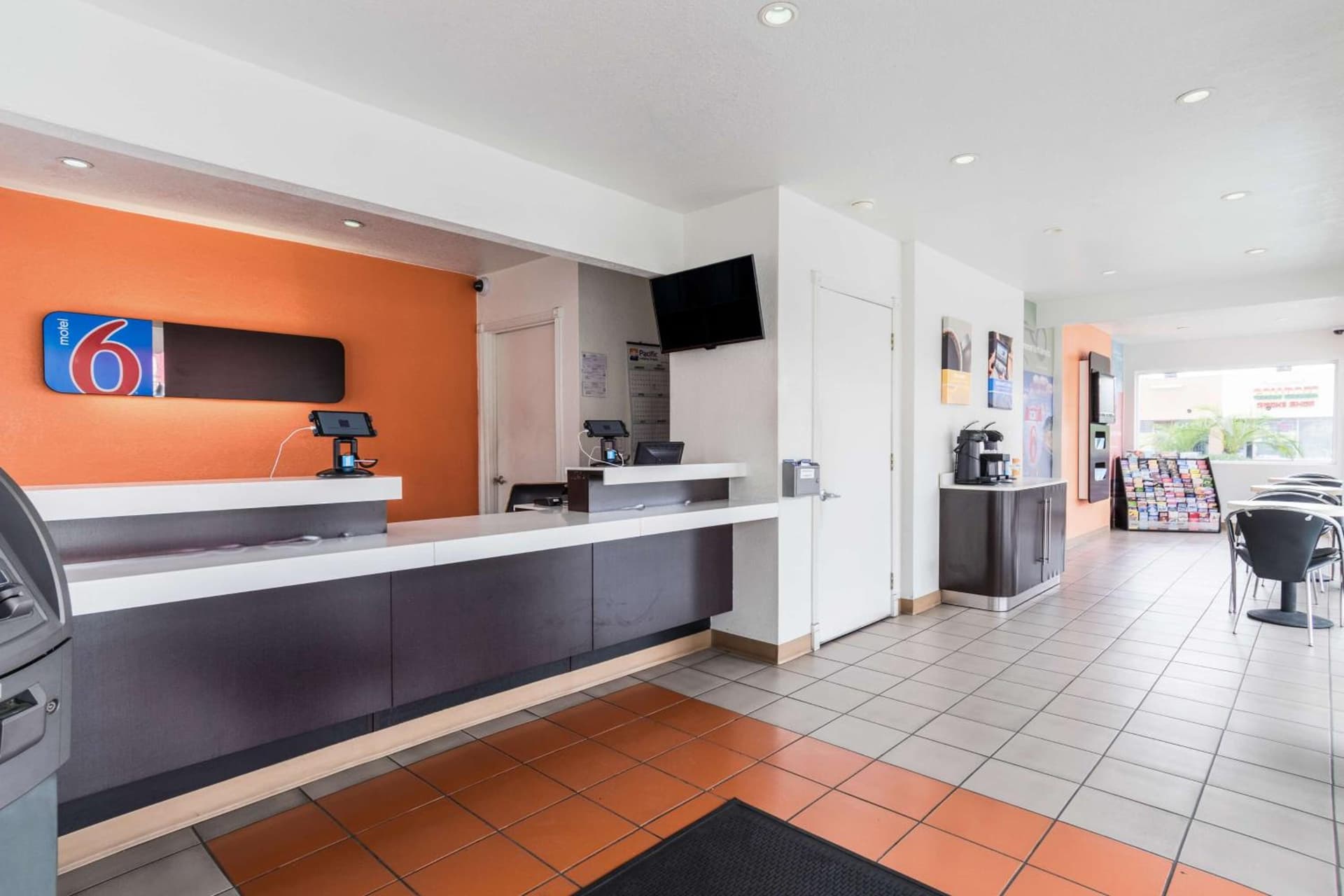 Motel 6-Long Beach, CA - International City gallery photo in Long Beach, CA — image 12