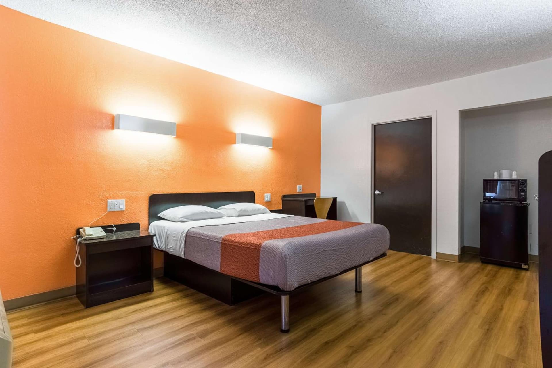 Motel 6-Long Beach, CA - International City gallery photo in Long Beach, CA — image 6