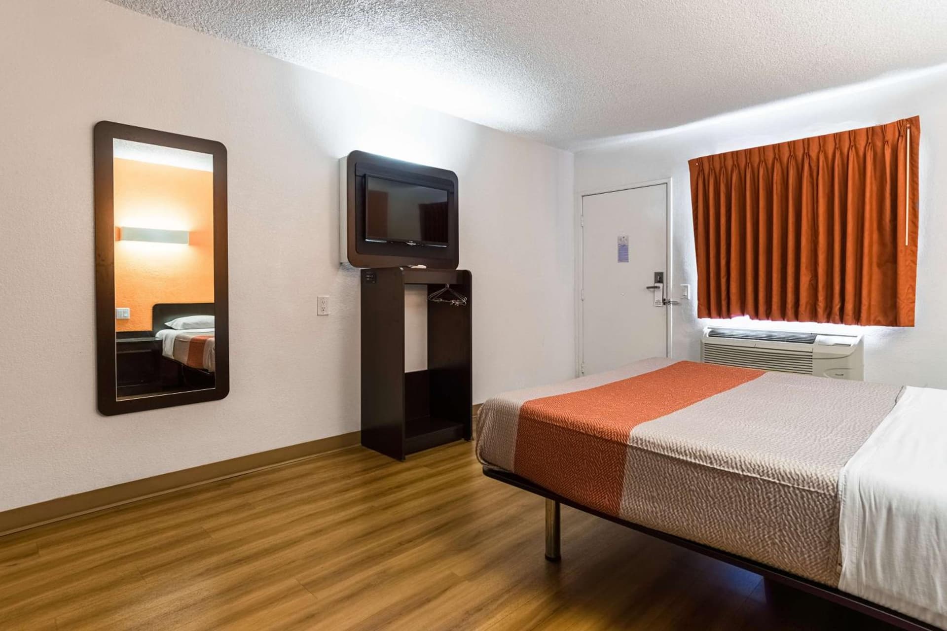 Motel 6-Long Beach, CA - International City gallery photo in Long Beach, CA — image 20