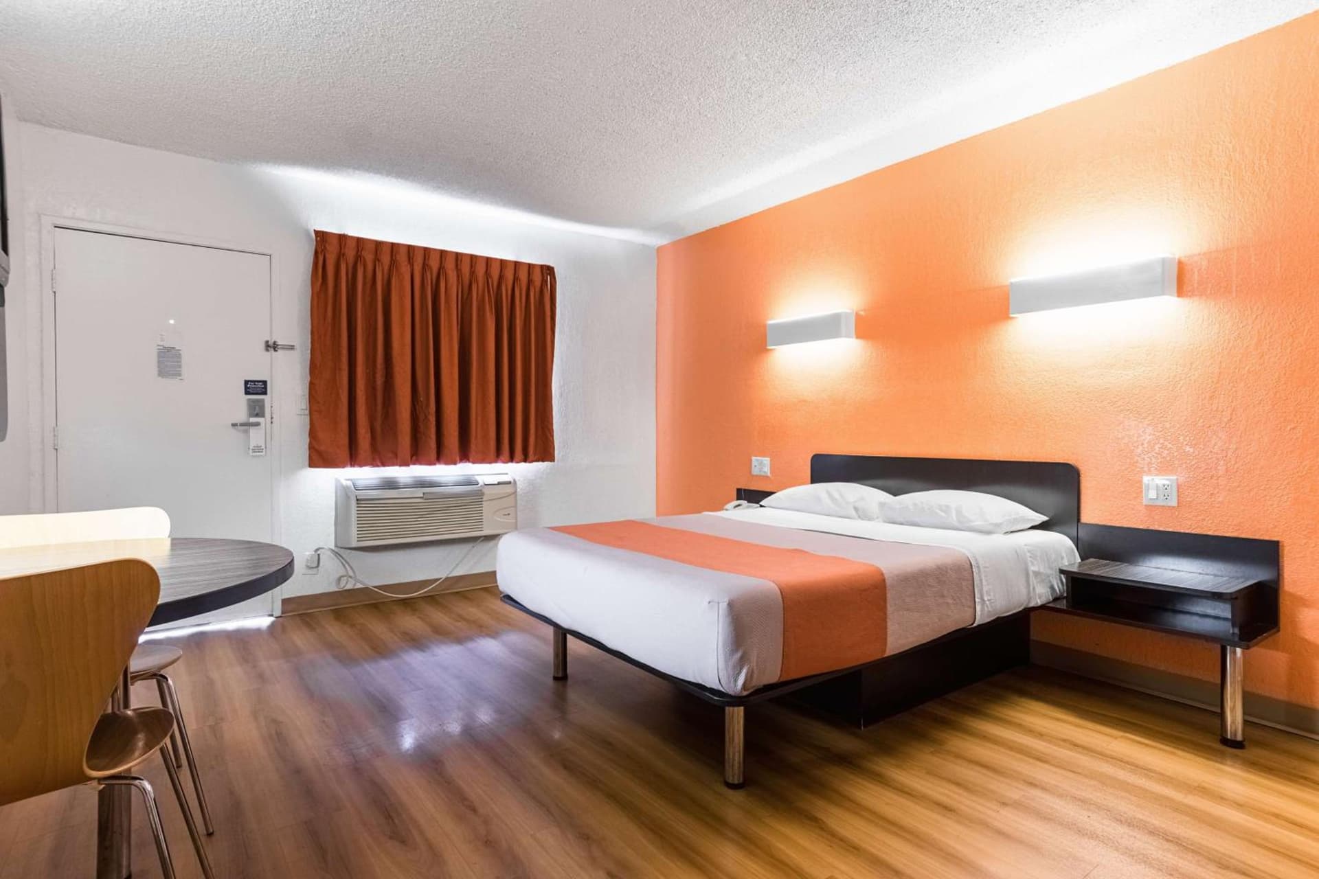 Motel 6-Long Beach, CA - International City gallery photo in Long Beach, CA — image 8