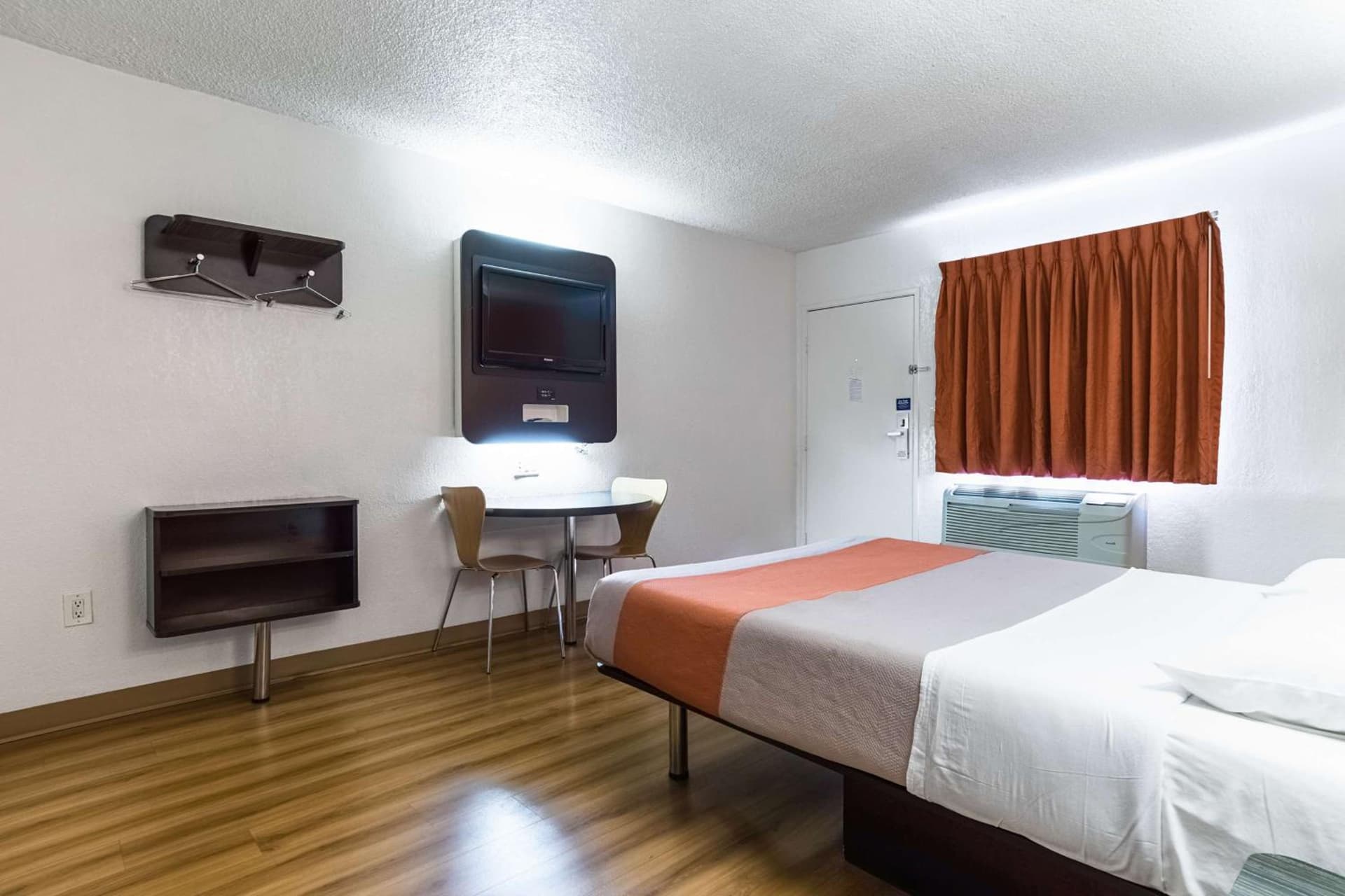 Motel 6-Long Beach, CA - International City gallery photo in Long Beach, CA — image 4