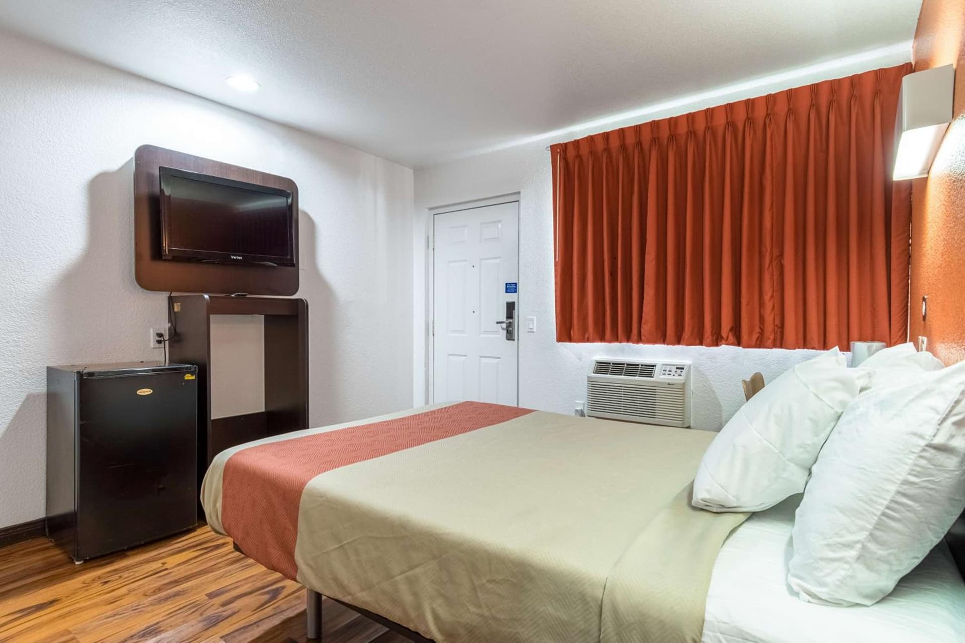 Motel 6 Riverside, CA - UCR East gallery photo in Riverside, CA — image 27