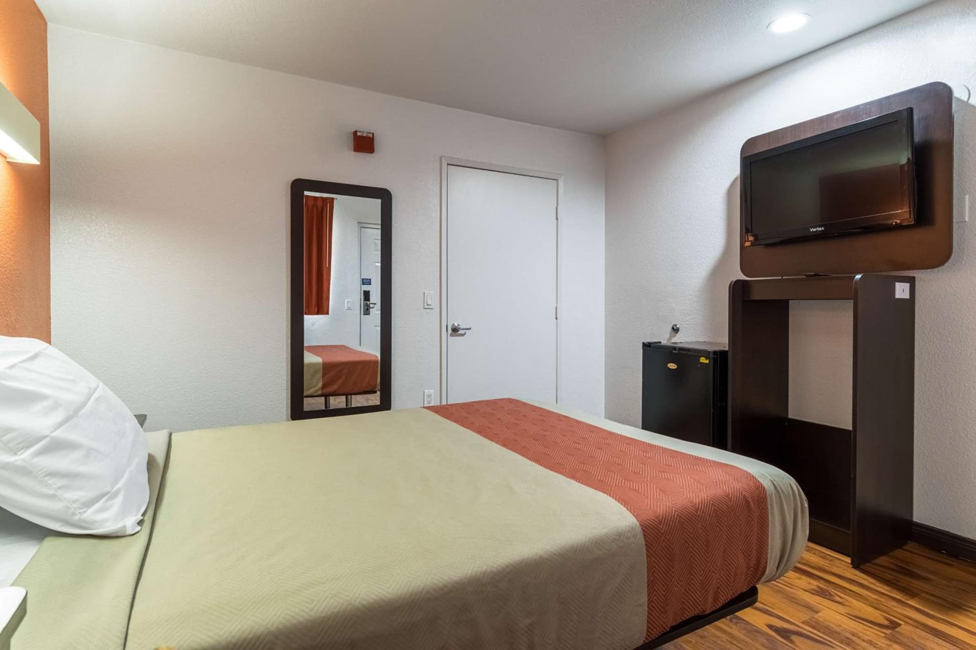 Motel 6 Riverside, CA - UCR East gallery photo in Riverside, CA — image 20
