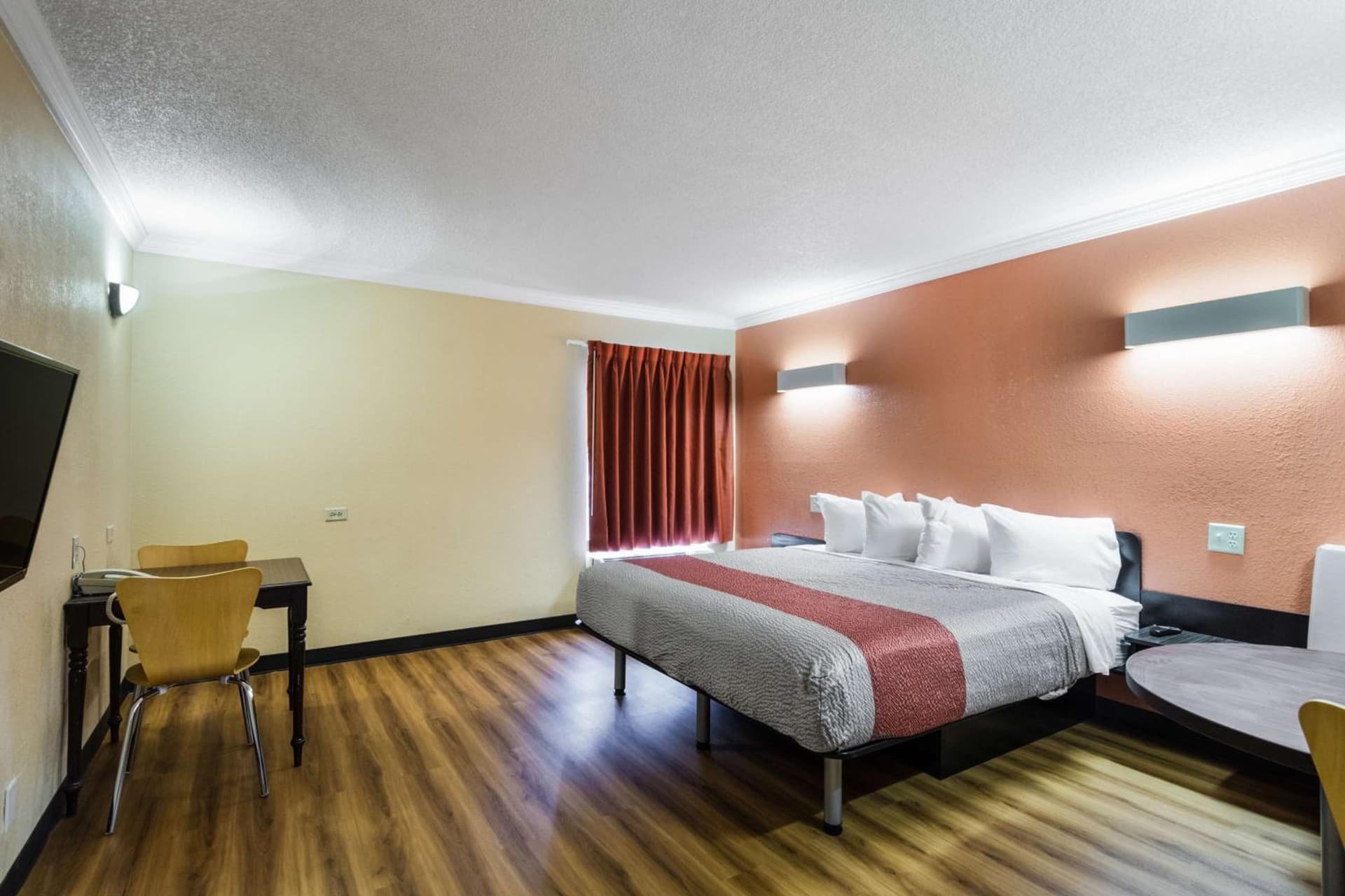 Motel 6-Libertyville, IL interior in Libertyville, IL — gallery photo 2