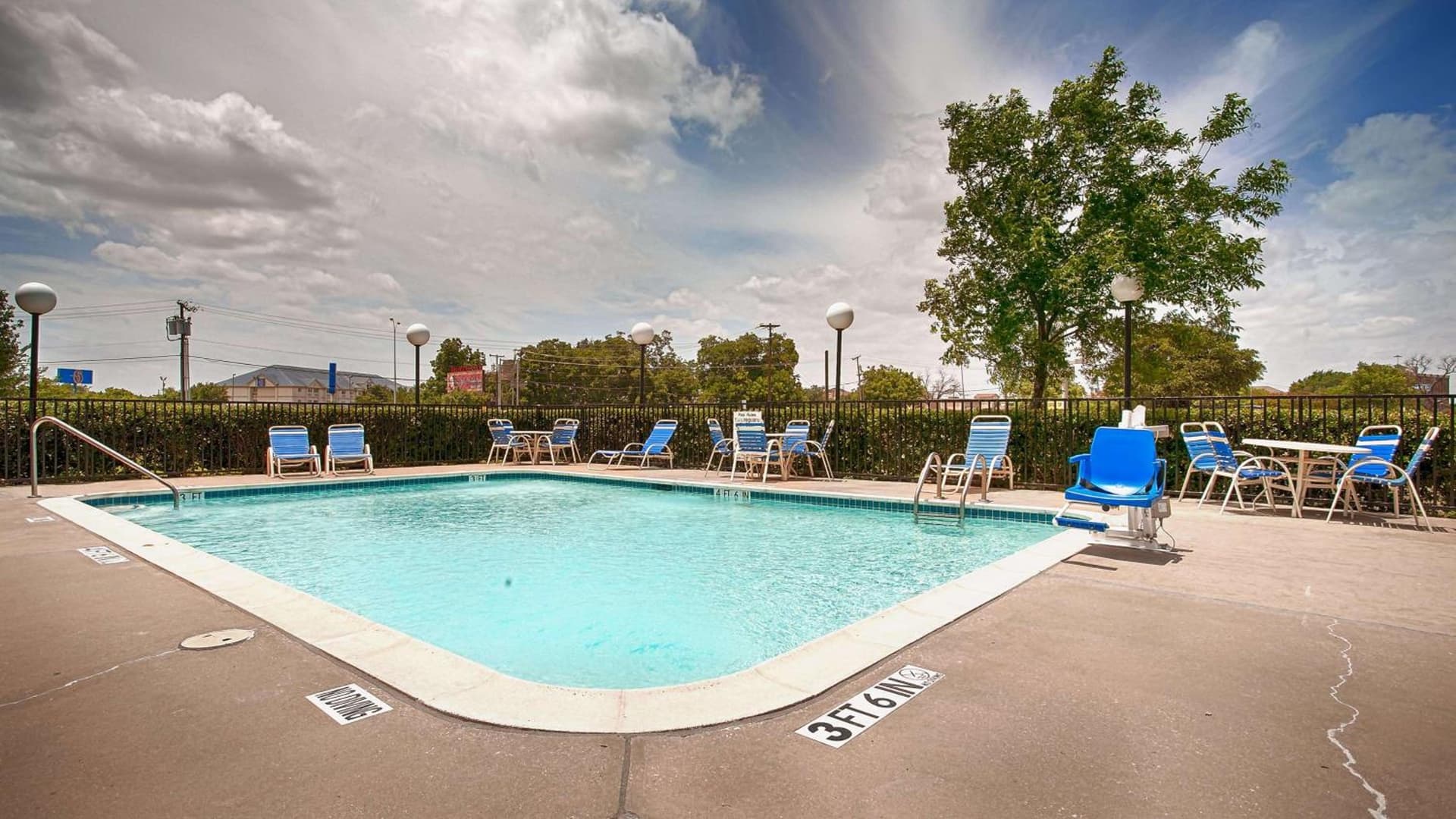 Best Western Northwest Inn property views in Dallas, TX — gallery photo 3
