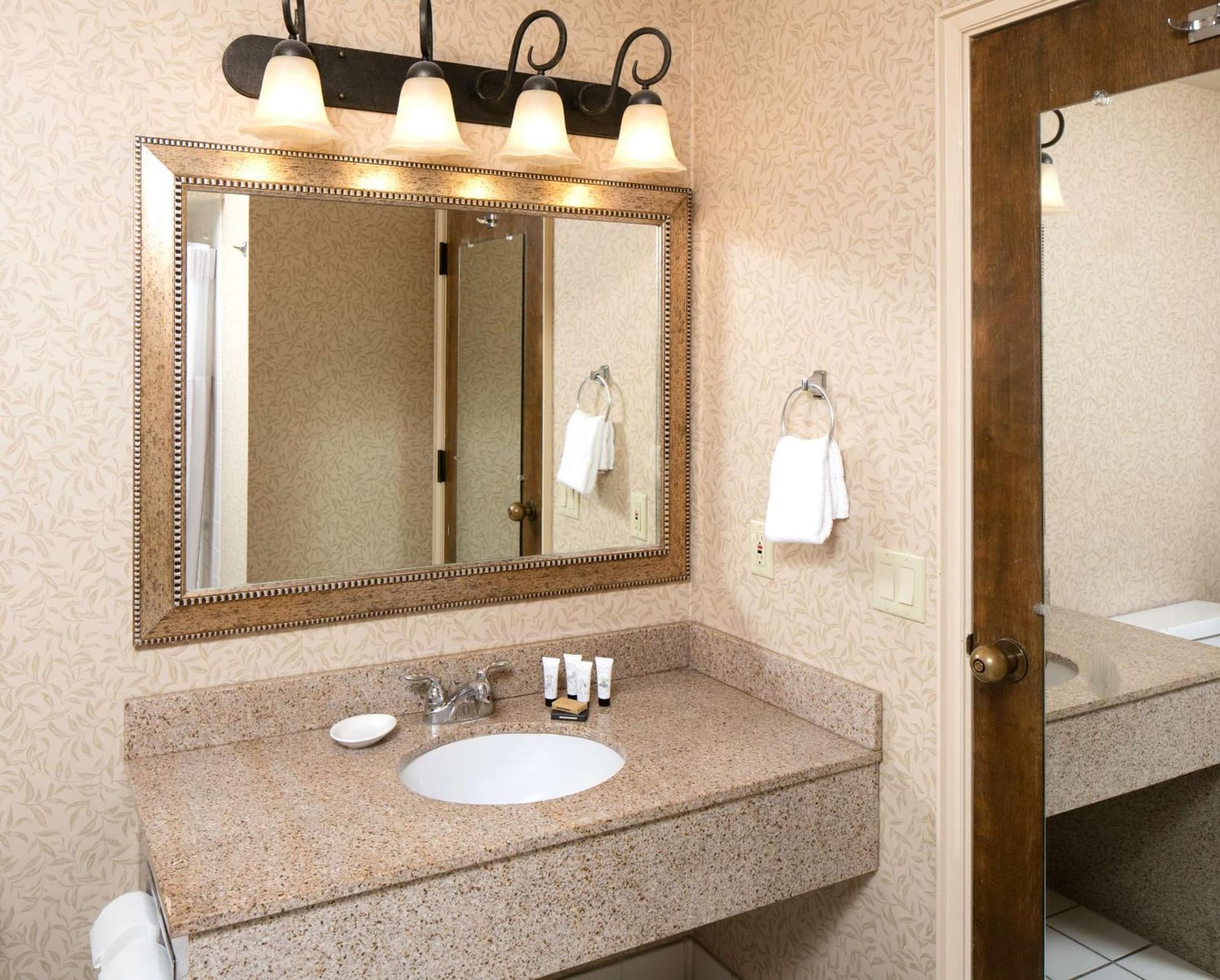 Red Lion Hotel Redding gallery photo in Redding, CA — image 15