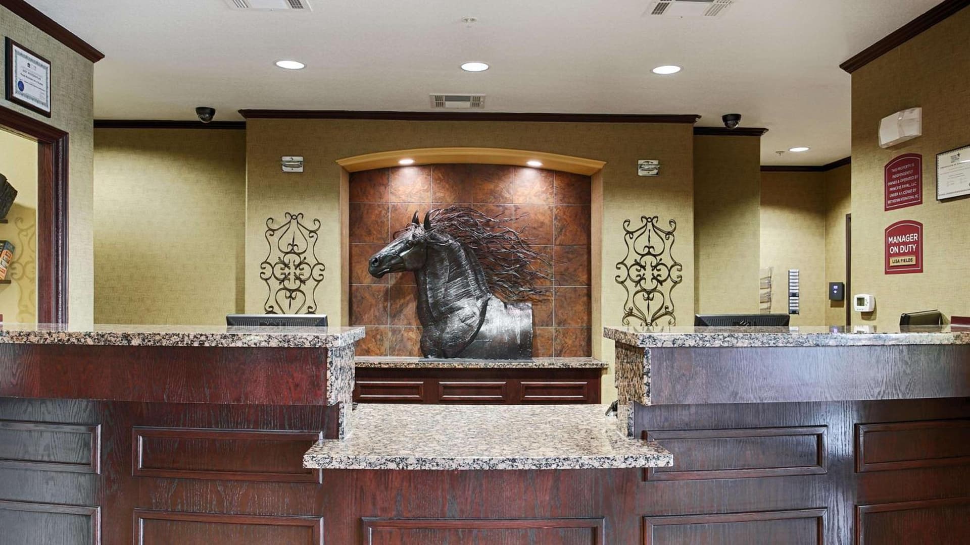 Best Western Plus Royal Mountain Inn & Suites interior in Athens, TX — gallery photo 2