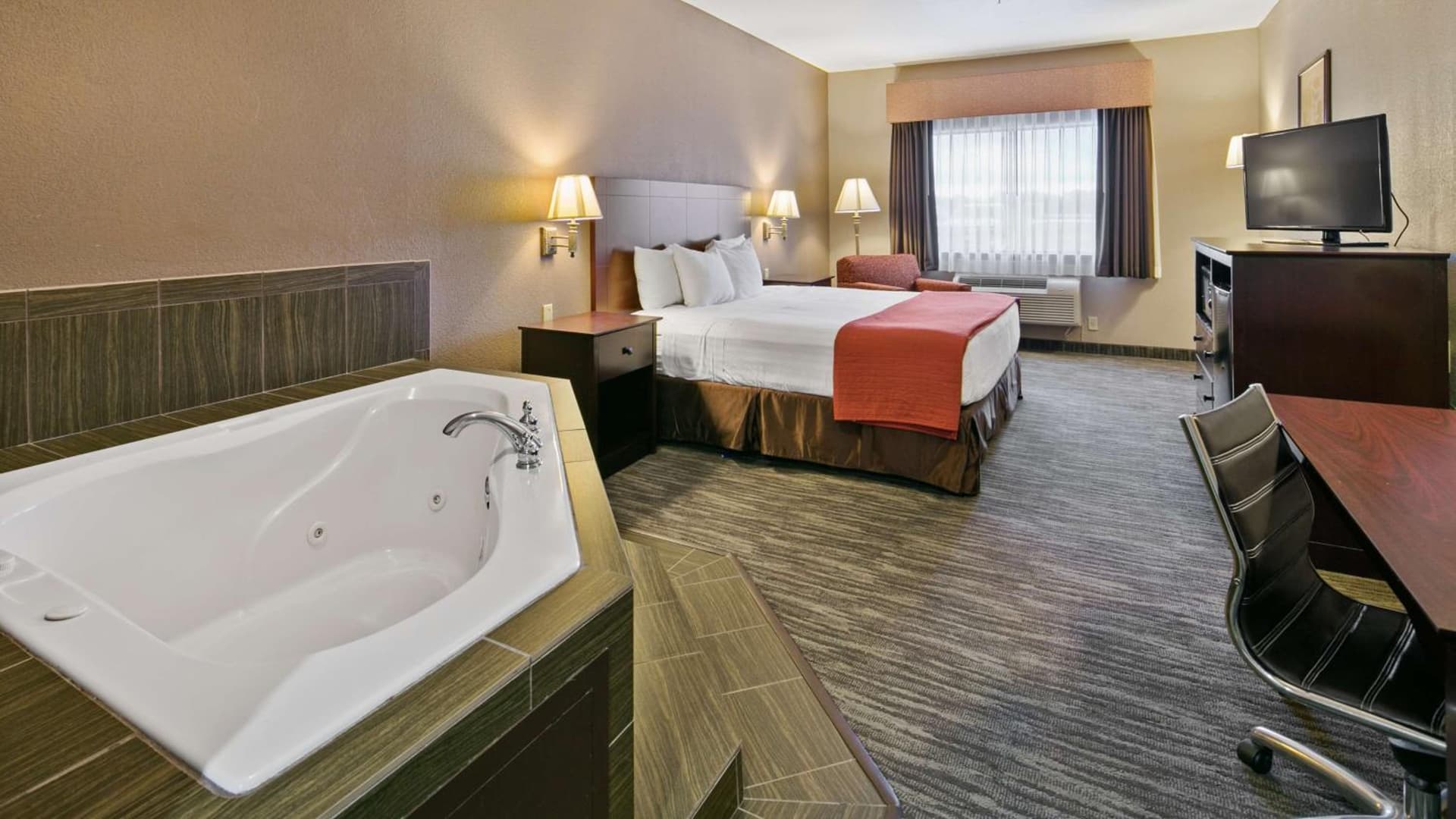 Best Western Dayton Inn & Suites property views in Dayton, TX — gallery photo 3