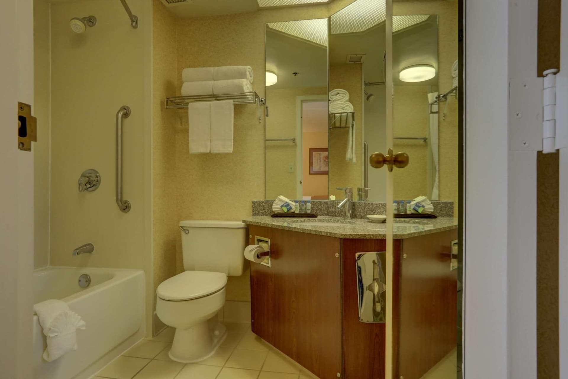 SureStay Plus Hotel by Best Western Chicago Lombard gallery photo in Lombard, IL — image 23