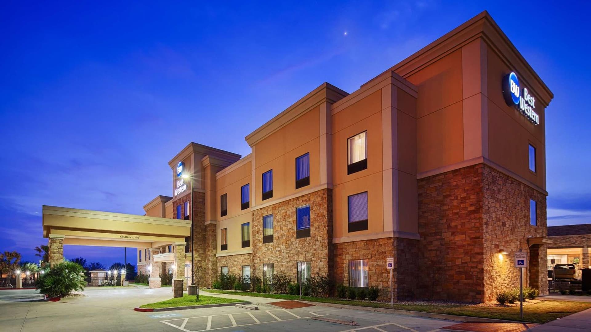 Best Western Bastrop Pines Inn interior in Bastrop, TX — gallery photo 2