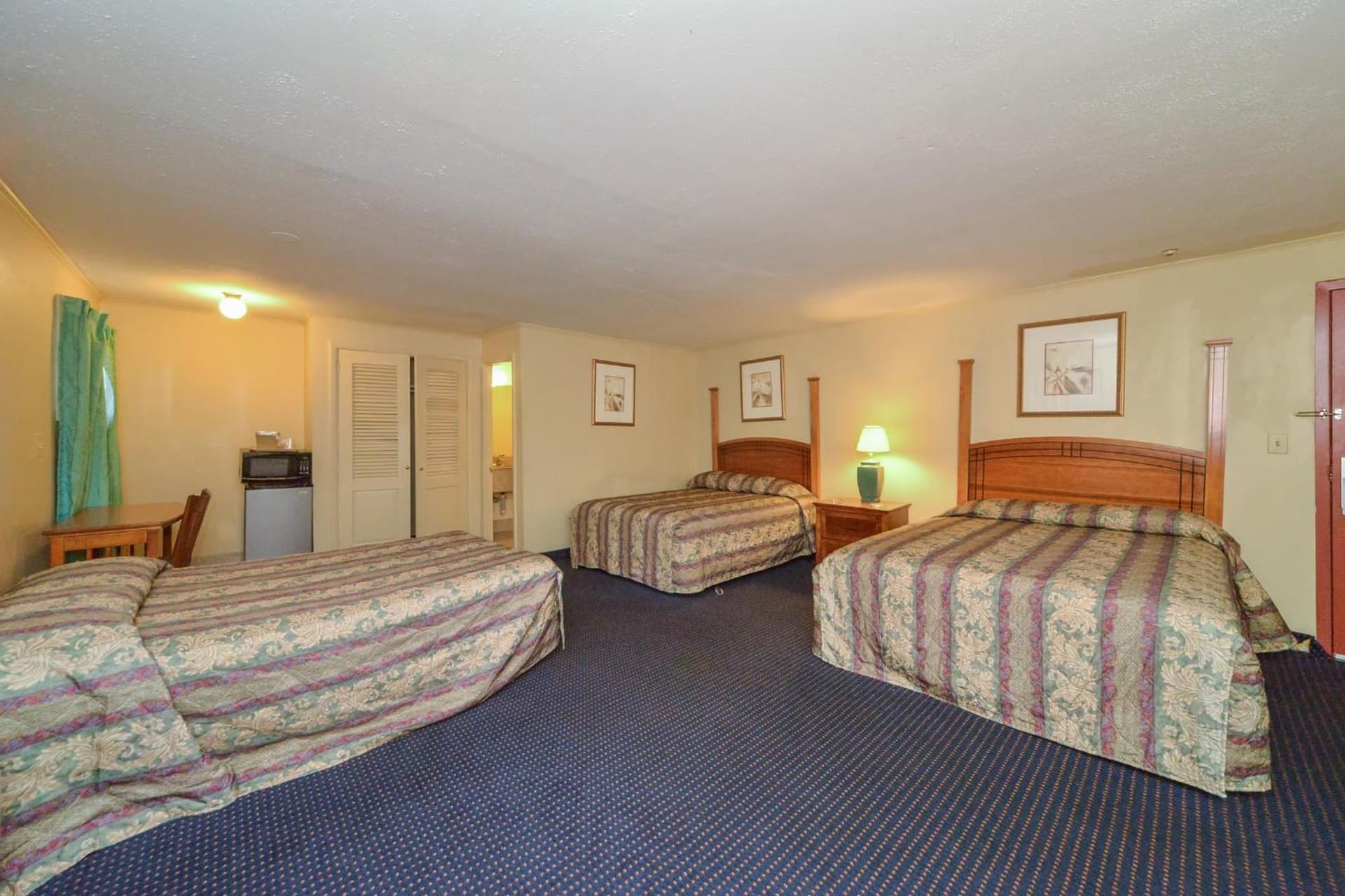 Red Carpet Inn - Stamford gallery photo in Stamford, CT — image 43