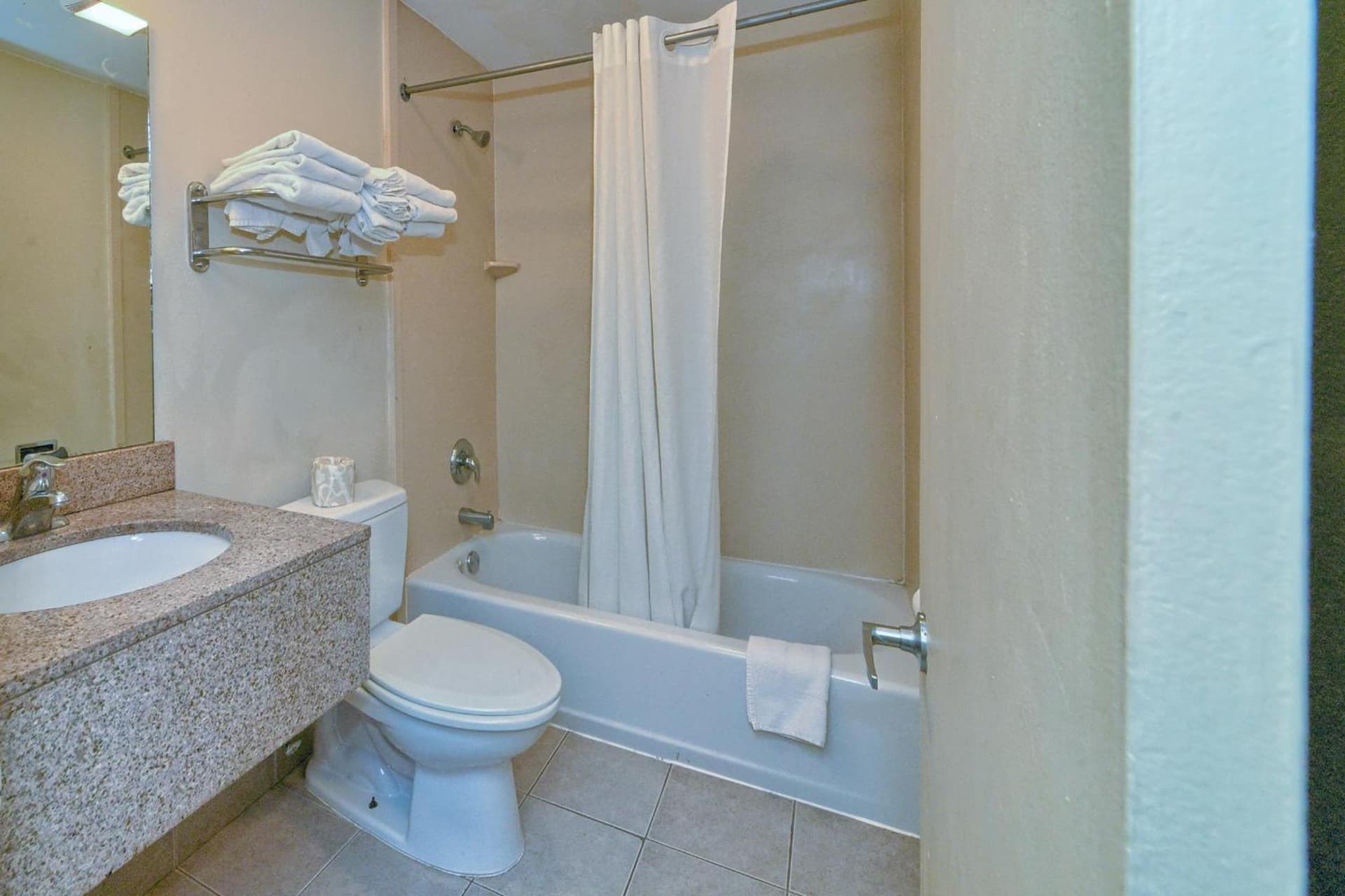 Red Carpet Inn - Stamford gallery photo in Stamford, CT — image 52